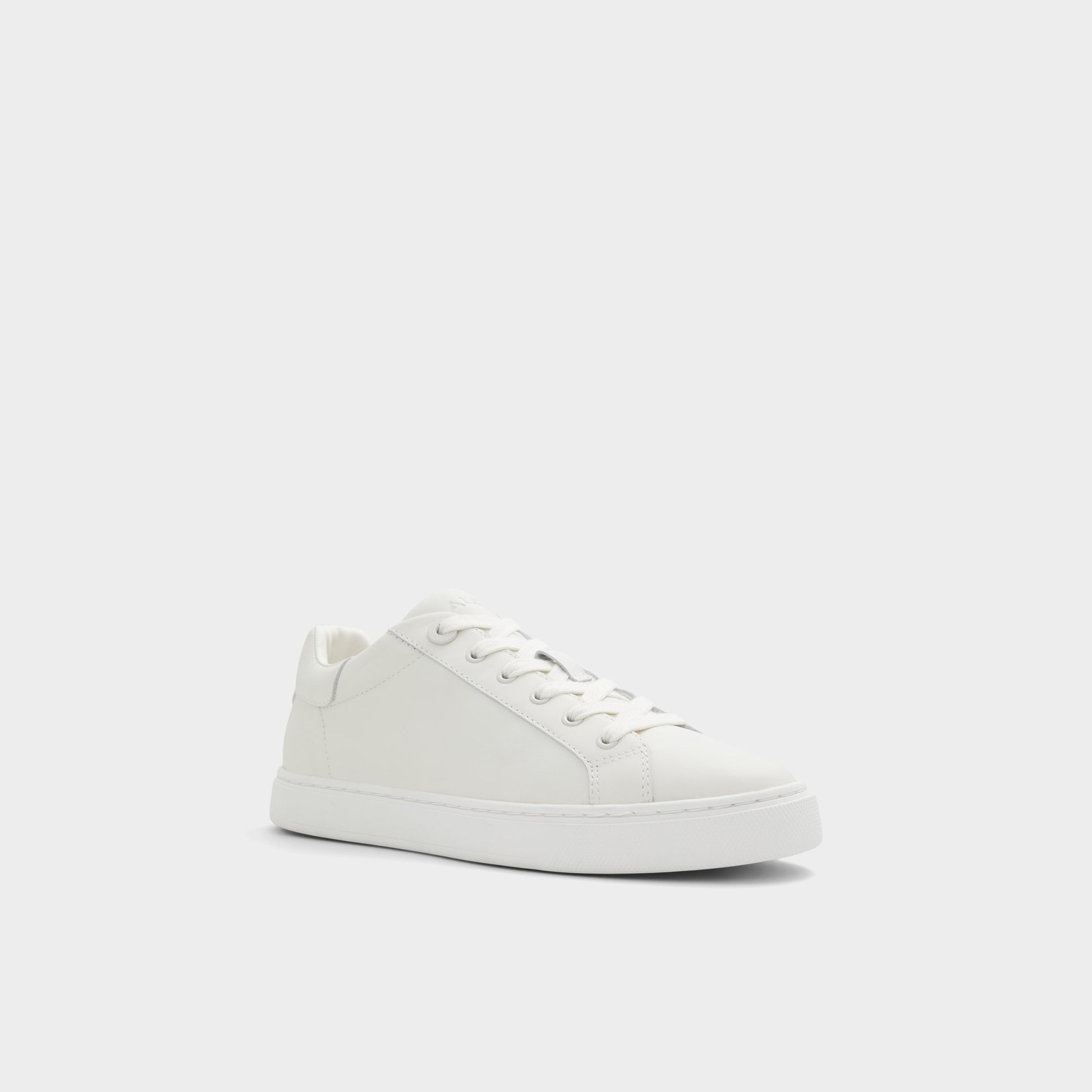 Three-quarter angle of White Woolly Low top sneaker's front side