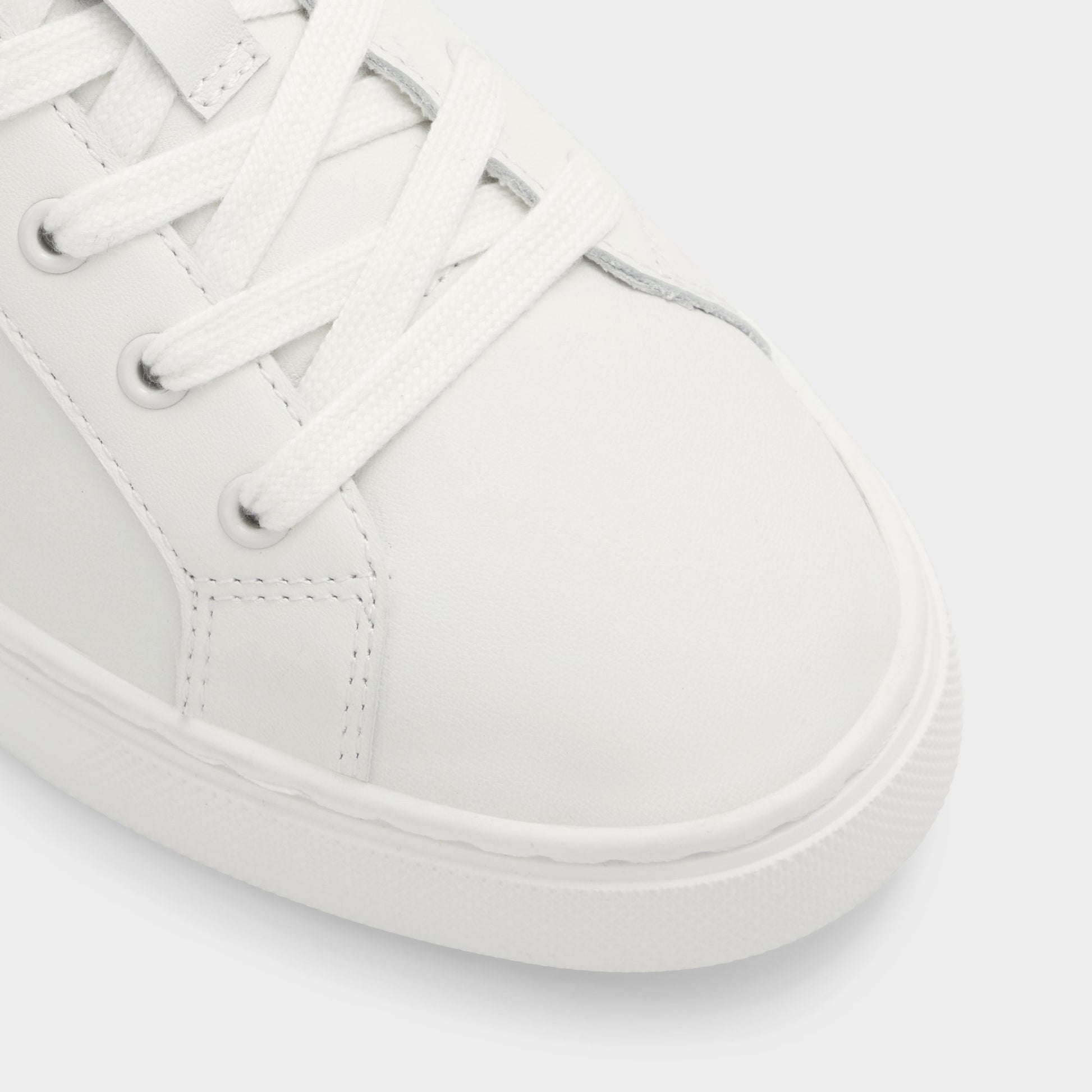 Close-up of the White Woolly Low top sneaker