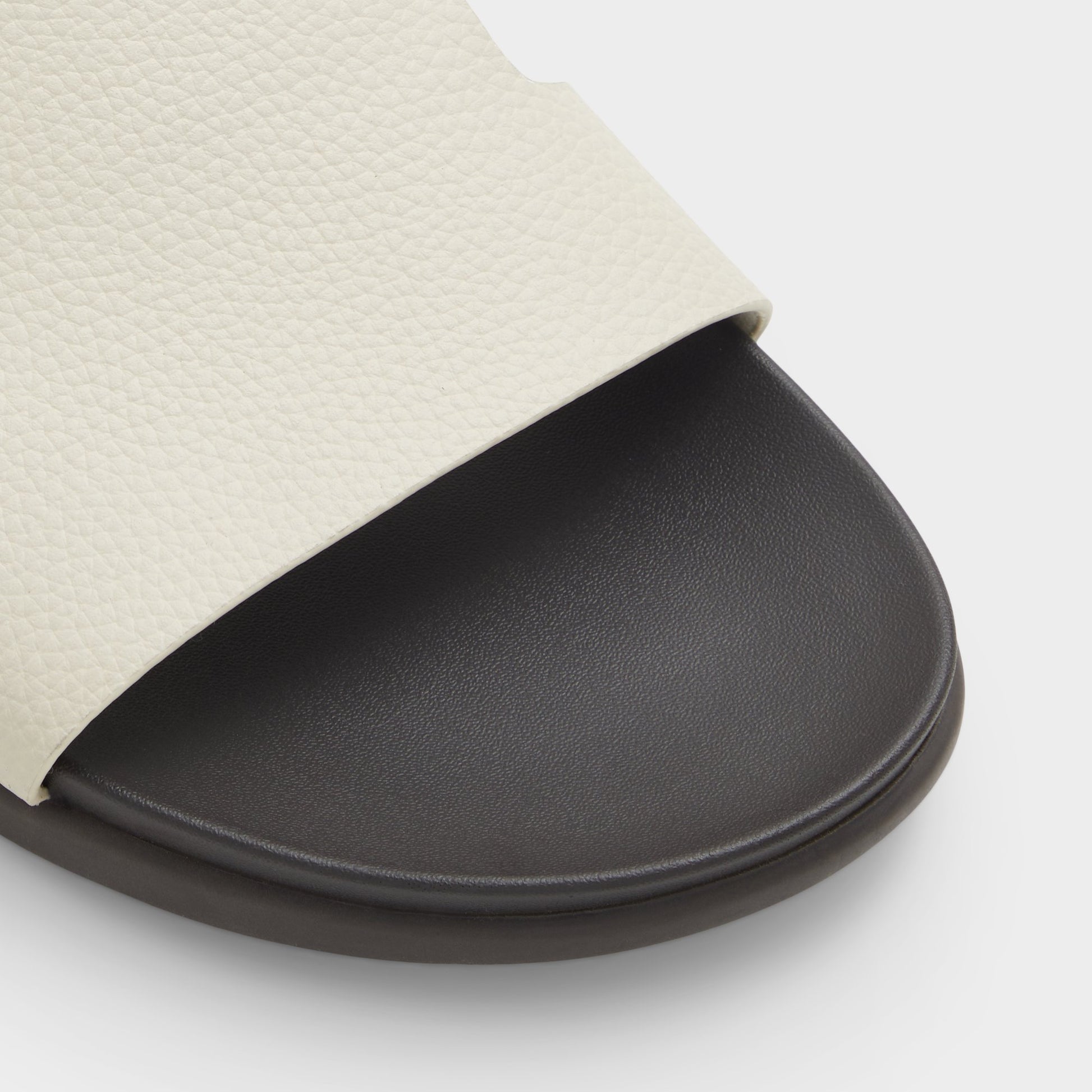 Close-up of the Light grey Mondi Slide sandal