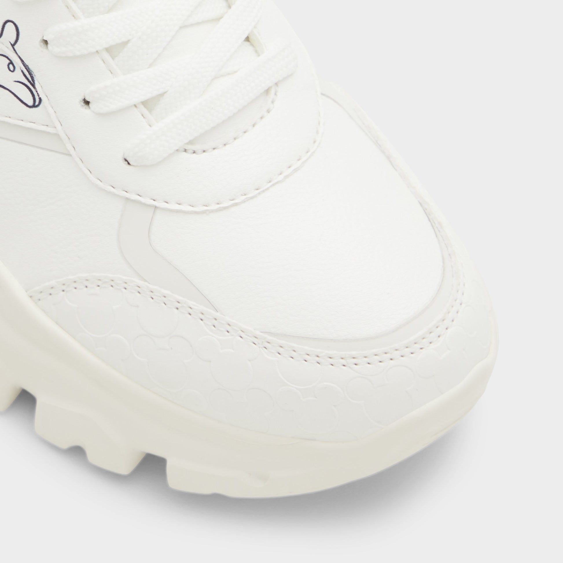 Close-up of the White D100ztrainer