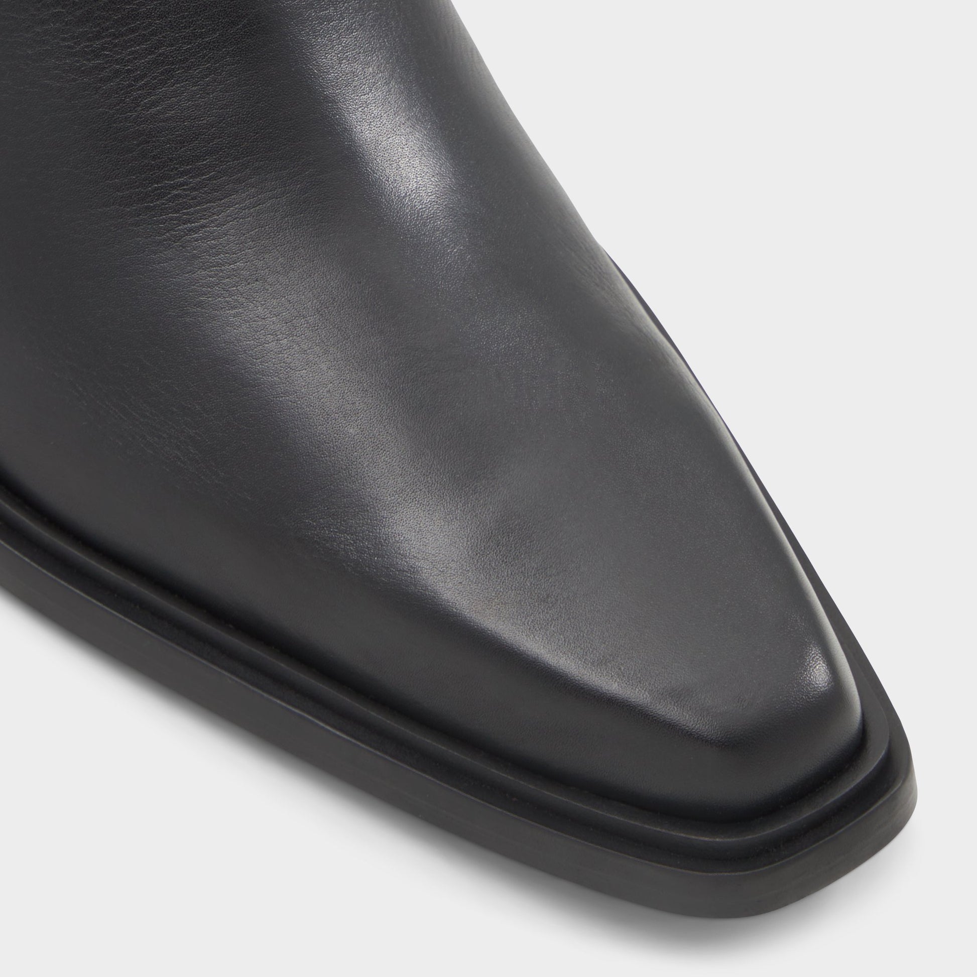 Gros plan de la Noir Ouvert Zappa Botte