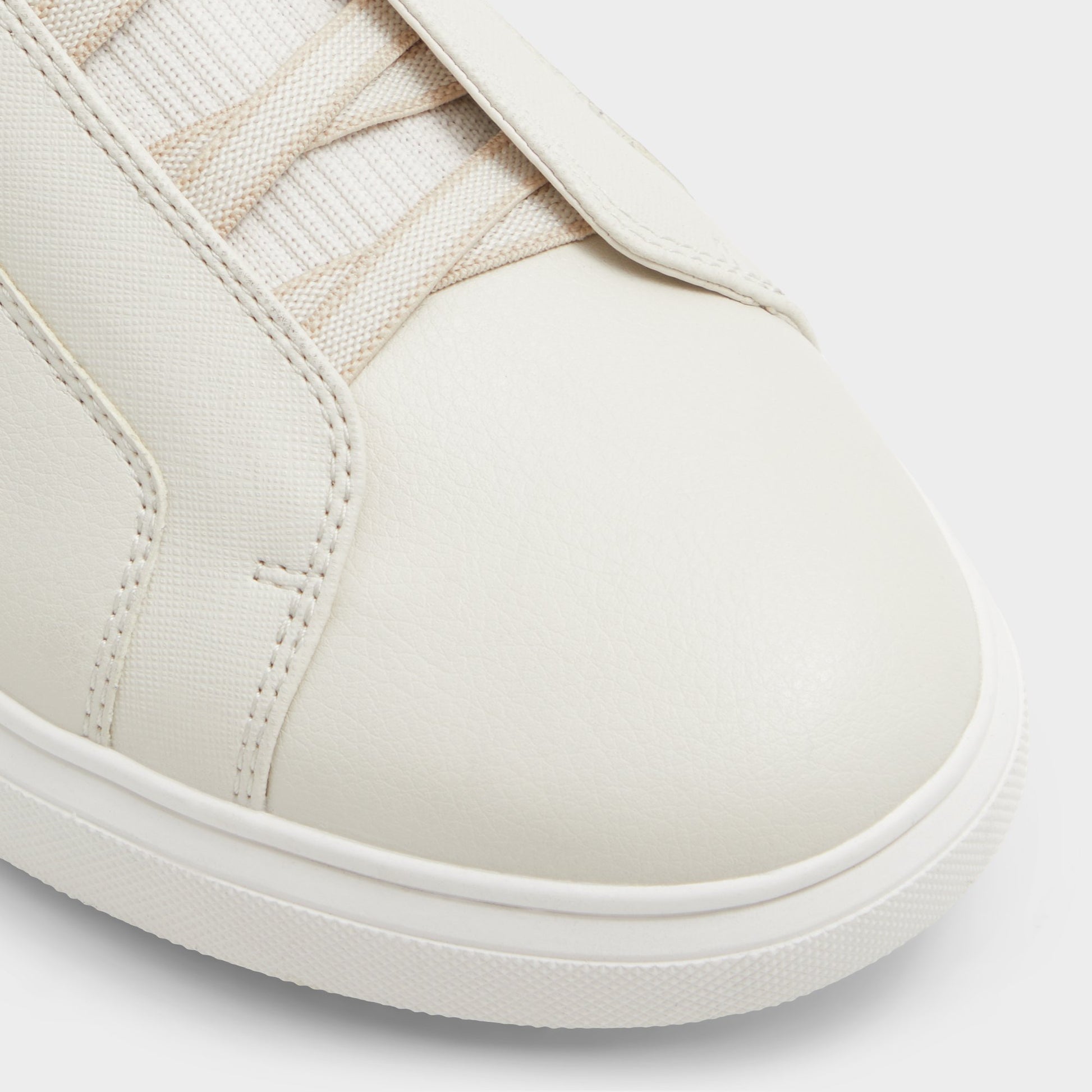 Close-up of the Open Grey Midtown Low top sneaker