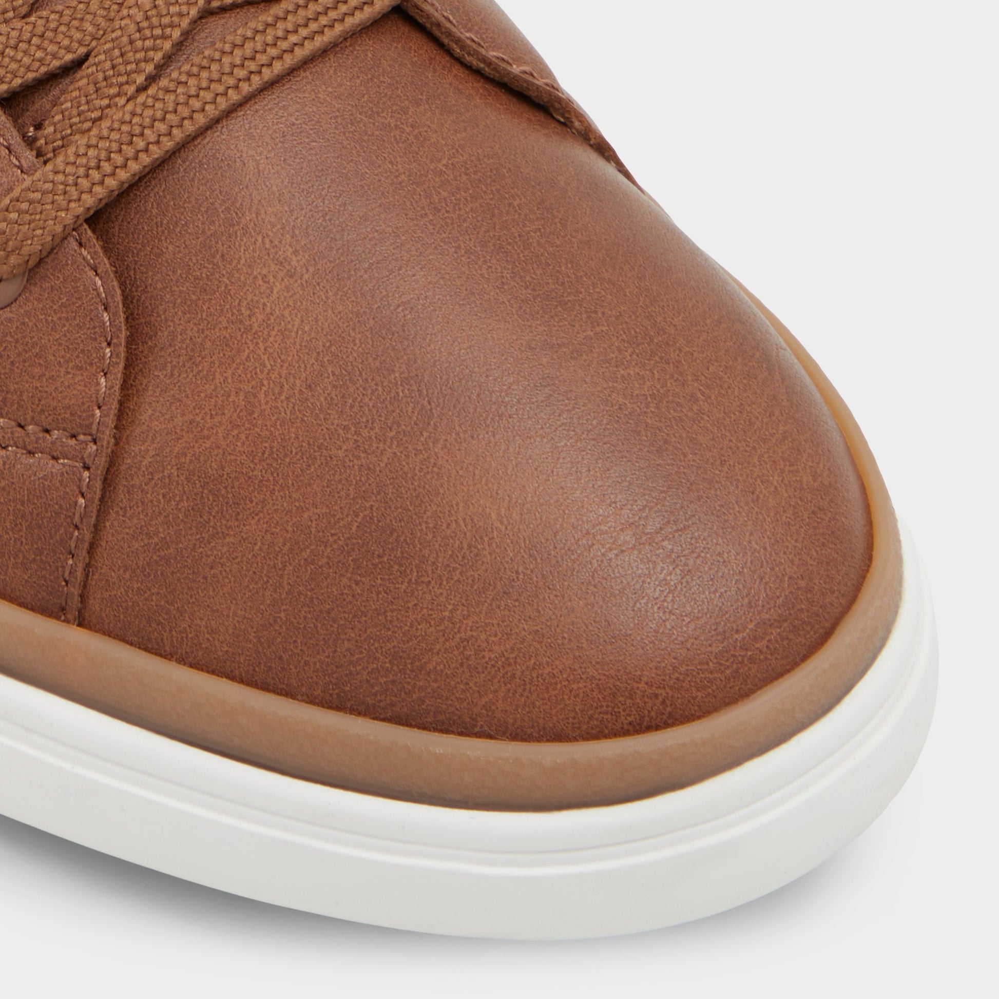 Close-up of the Light brown Finespec Low top sneaker