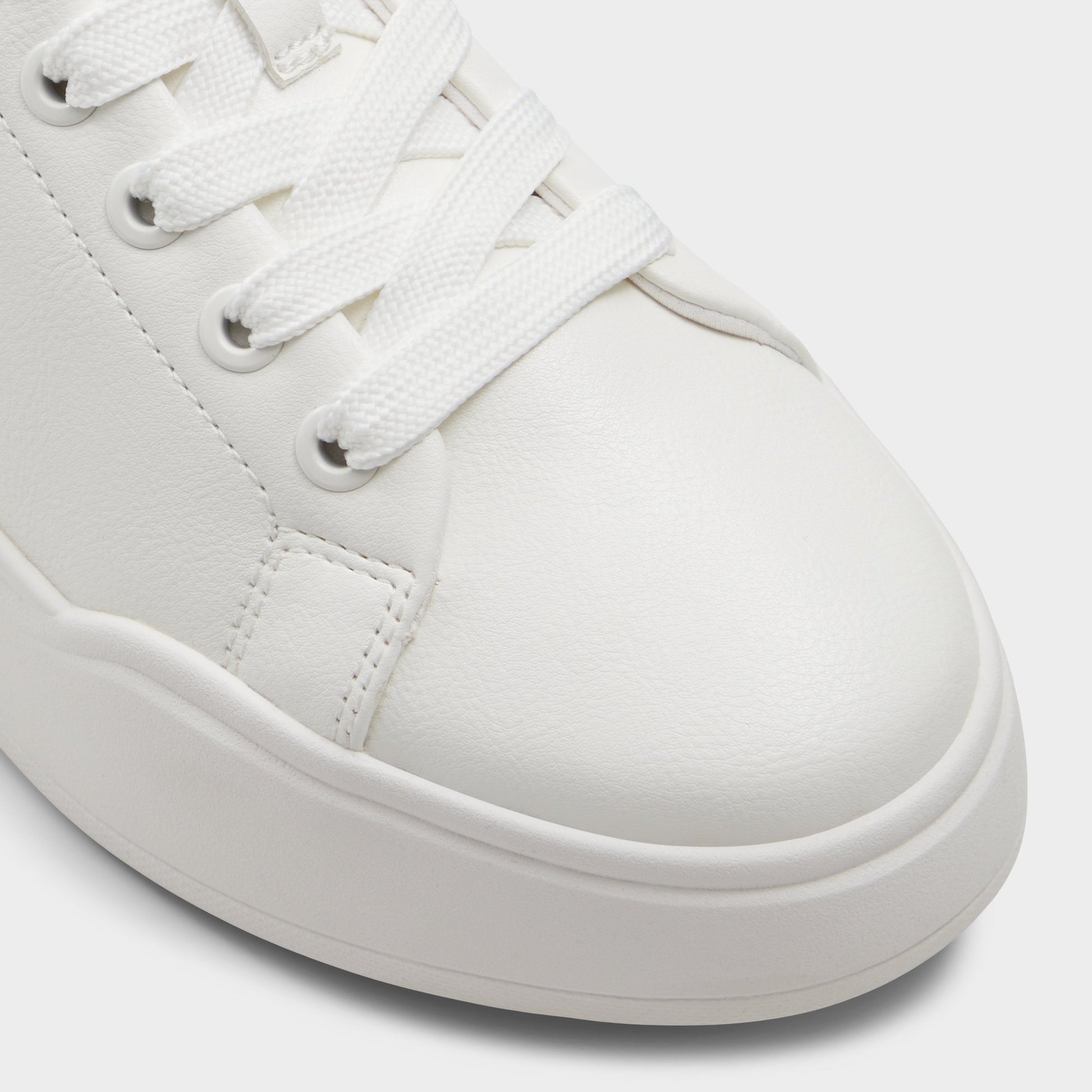 Close-up of the White Combo Halerenna Low top sneaker