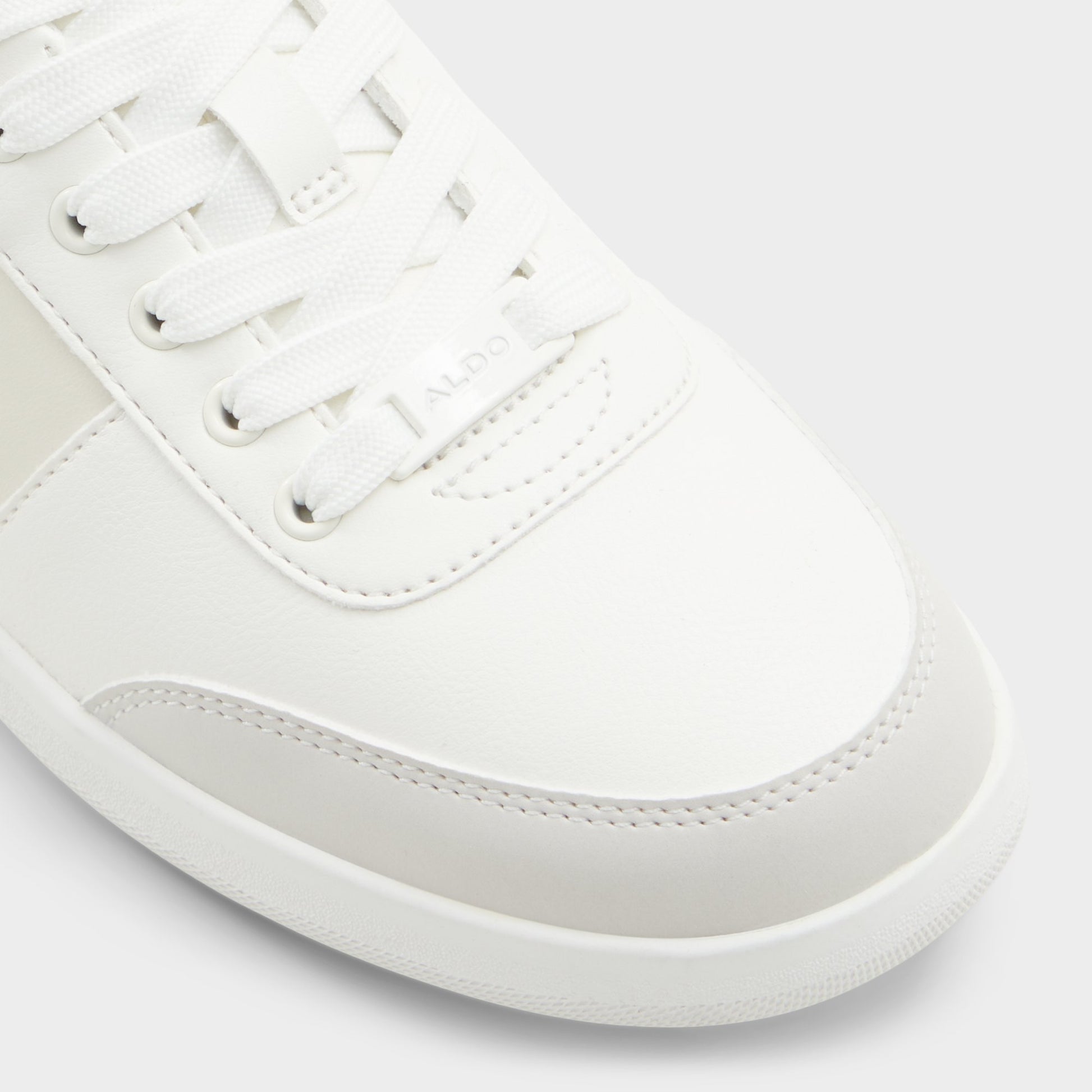 Close-up of the White Hestia Low top sneaker