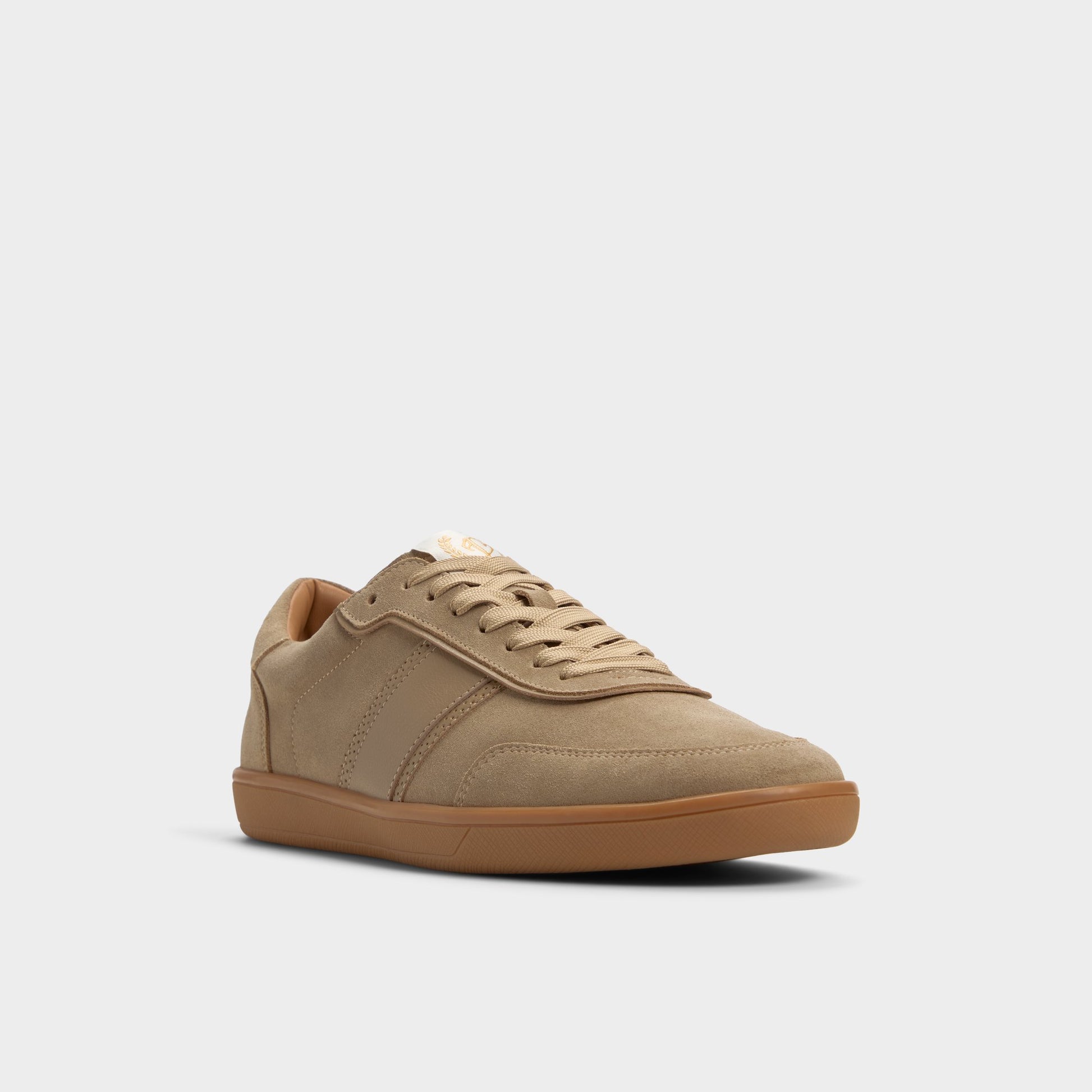 Angle de trois quarts de la face avant de Taupe Uptown Sneaker bas