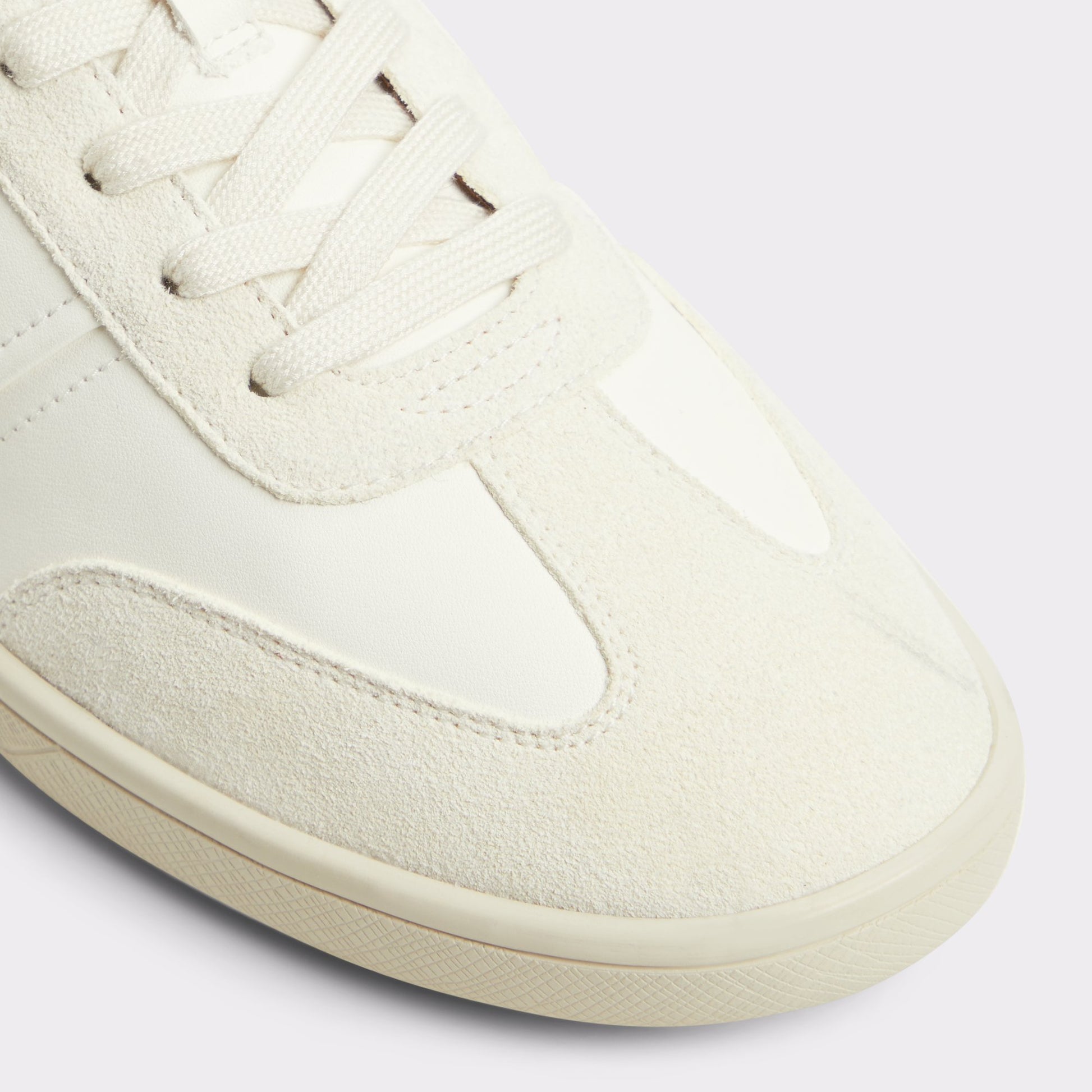 Close-up of the Bone Langston Low top sneaker