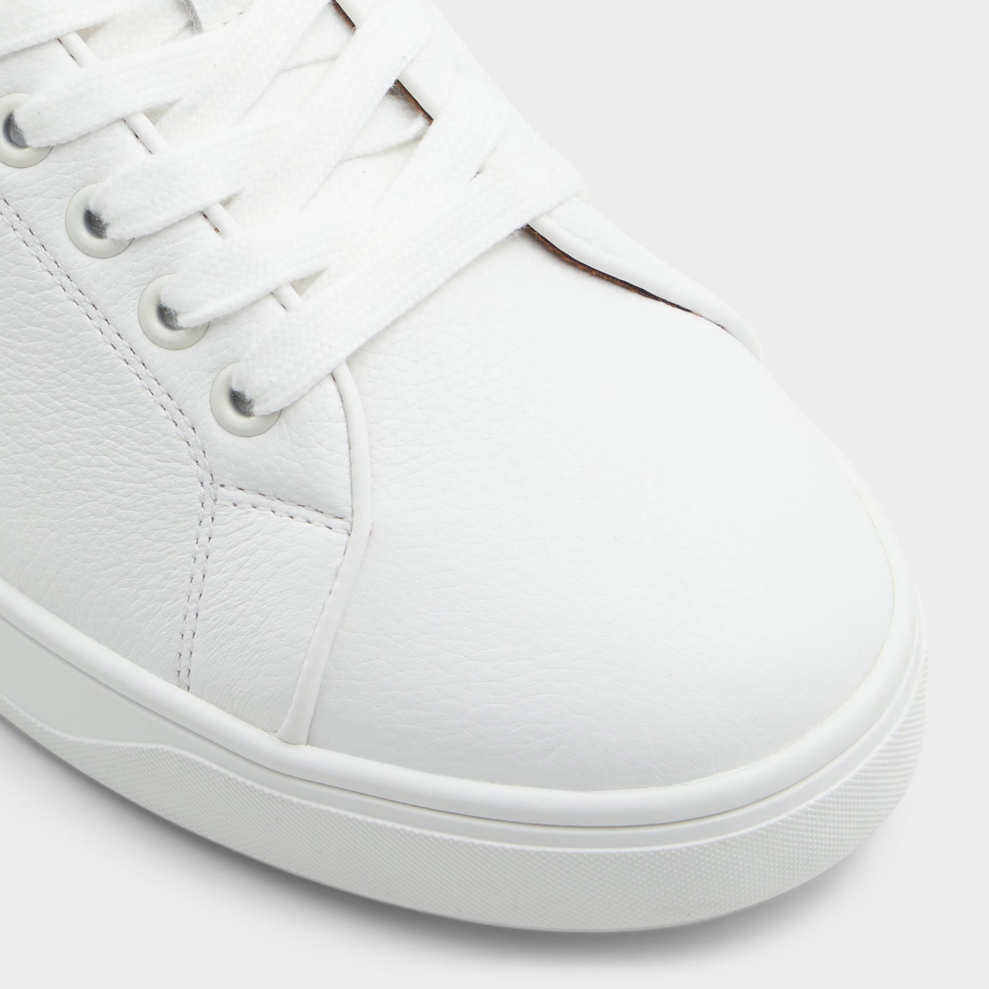 Close-up of the White Alastor Low top sneaker