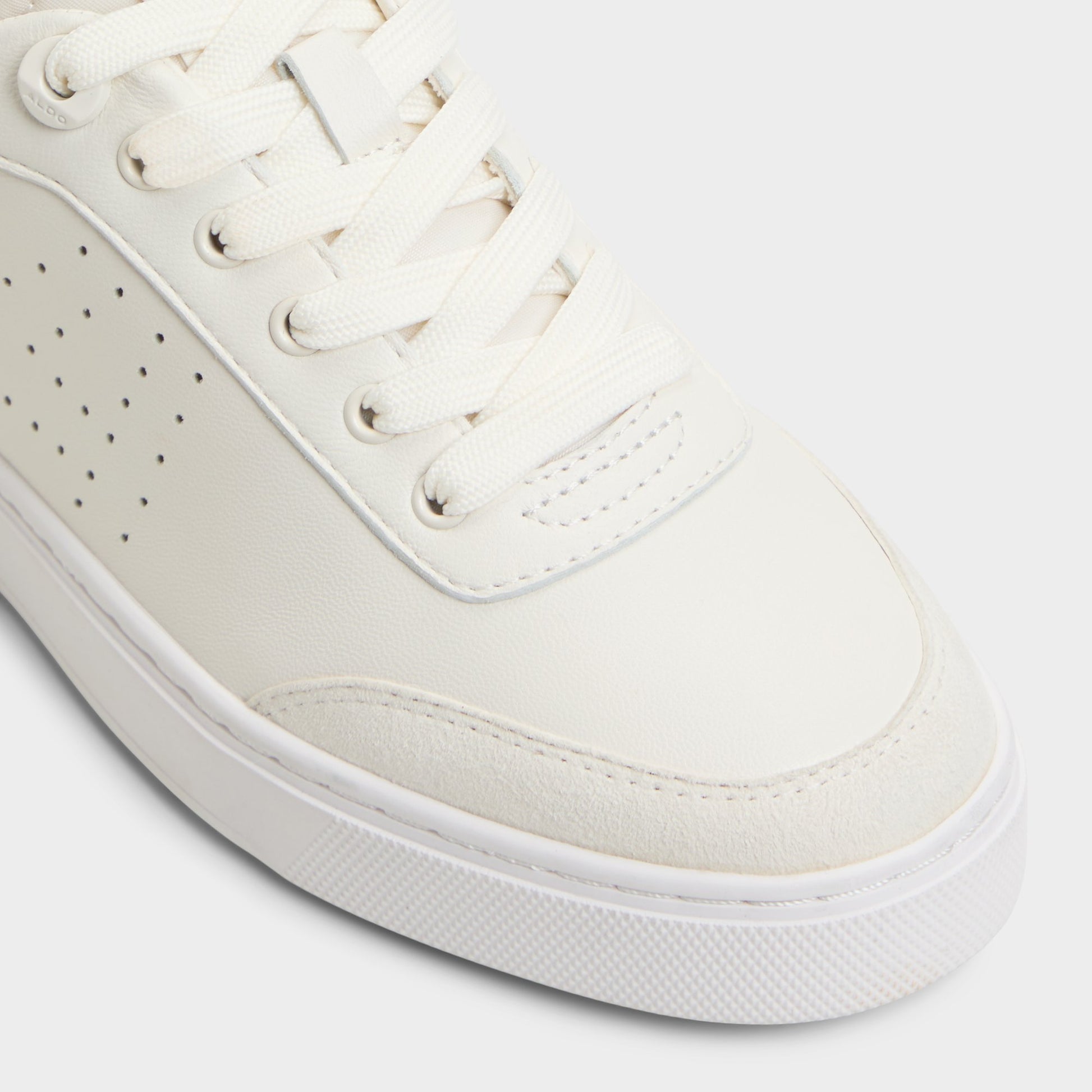 Close-up of the Cream Clubsport Low top sneaker