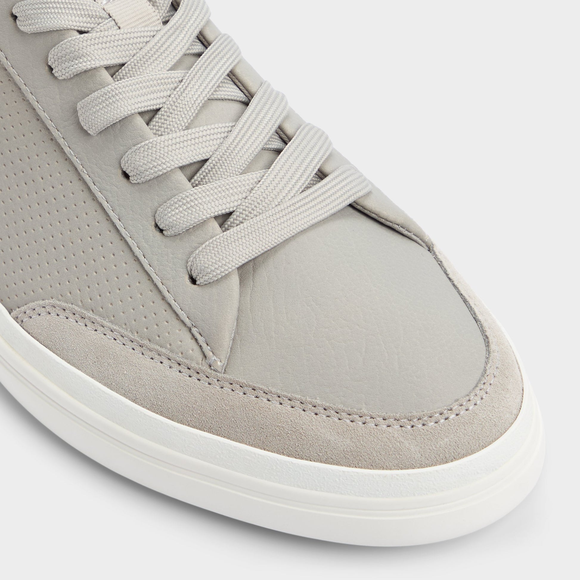 Close-up of the Light Grey Stepup Low top sneaker