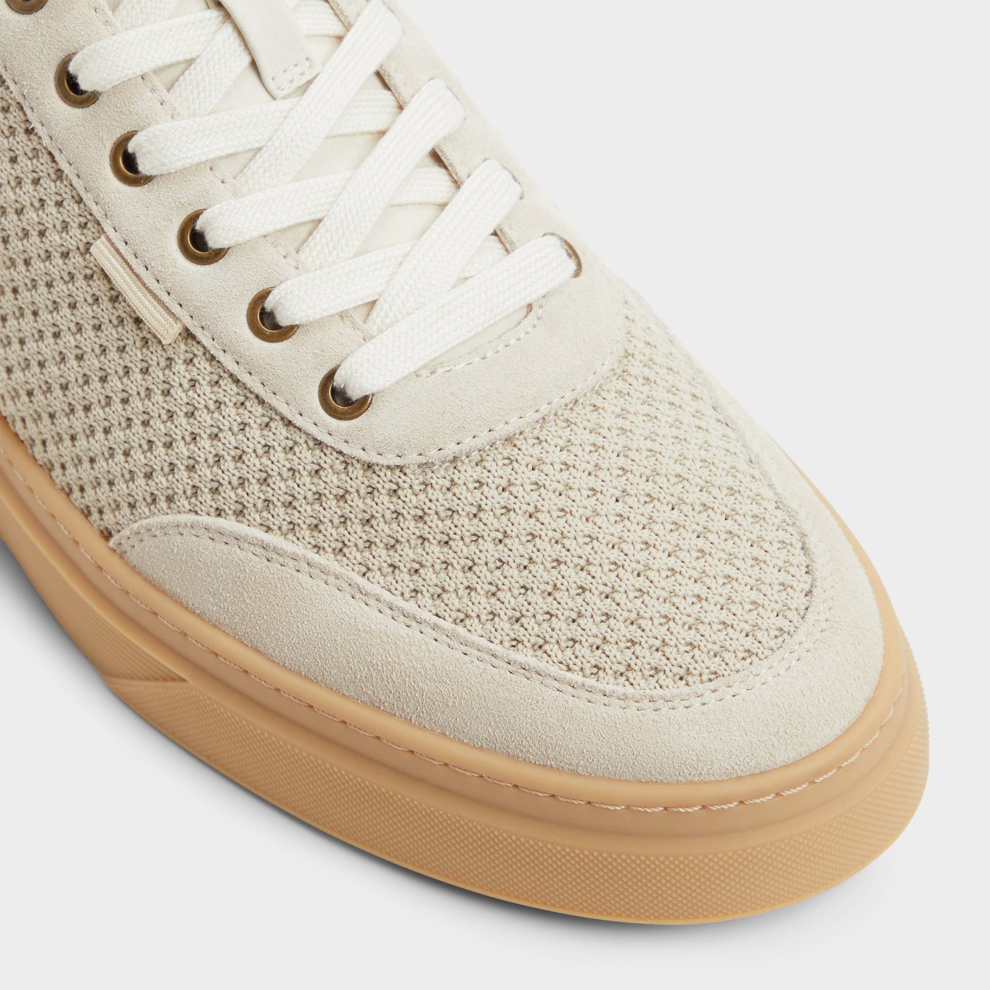 Gros plan de la Naturel Mcenroe Sneaker bas