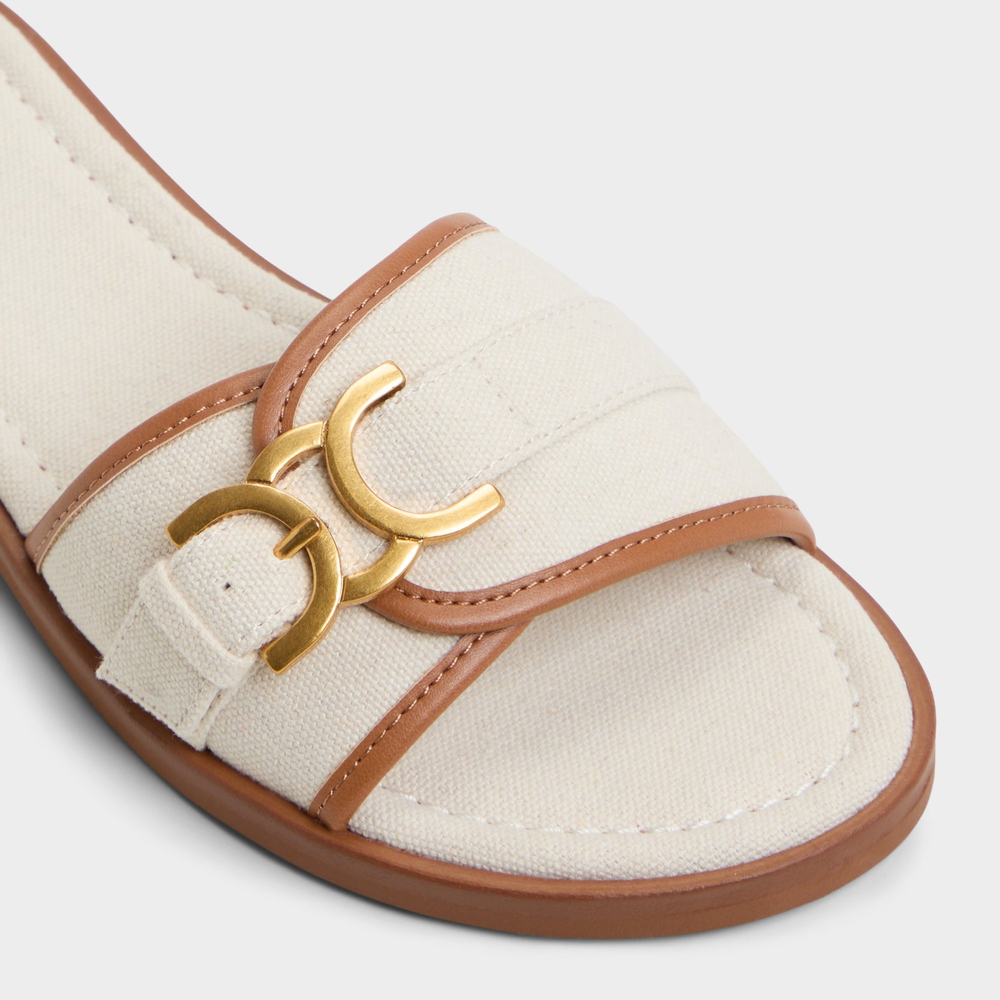Close-up of the White Combo Dallaedar Slide sandal