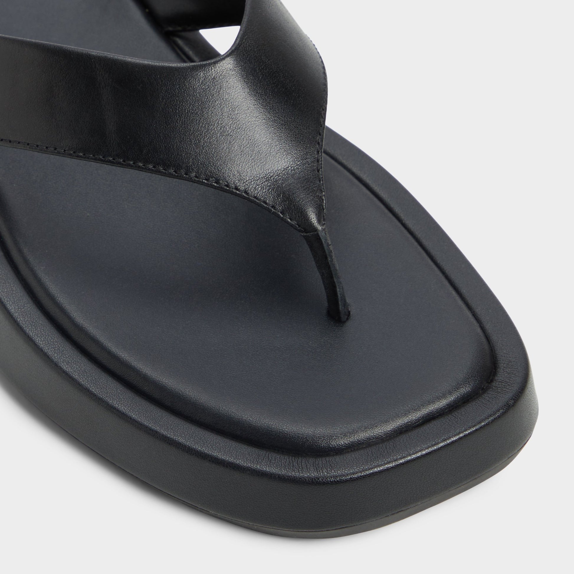 Close-up of the Black Grettle Flip flop