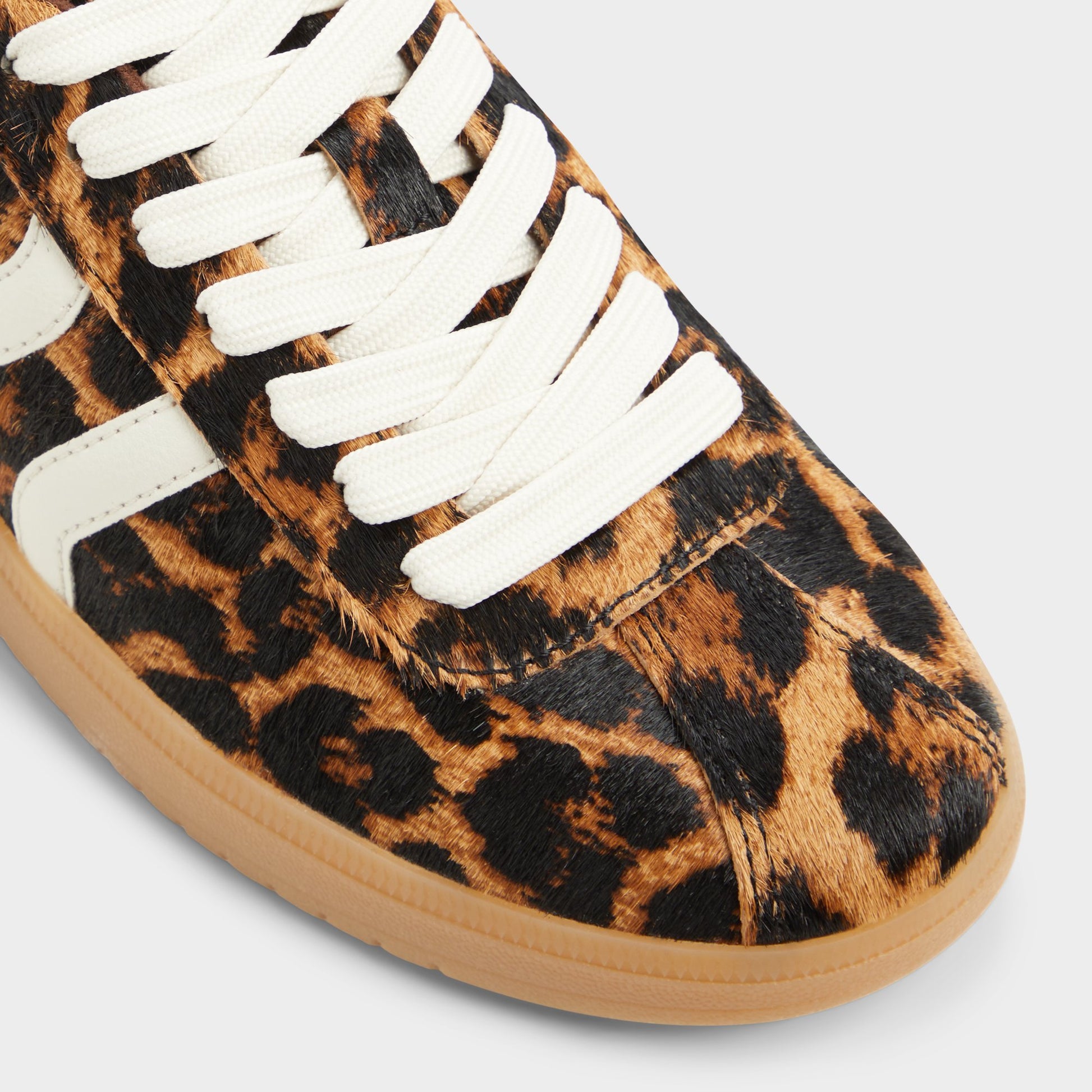 Close-up of the Brown Multi Chicsneaker Low top sneaker