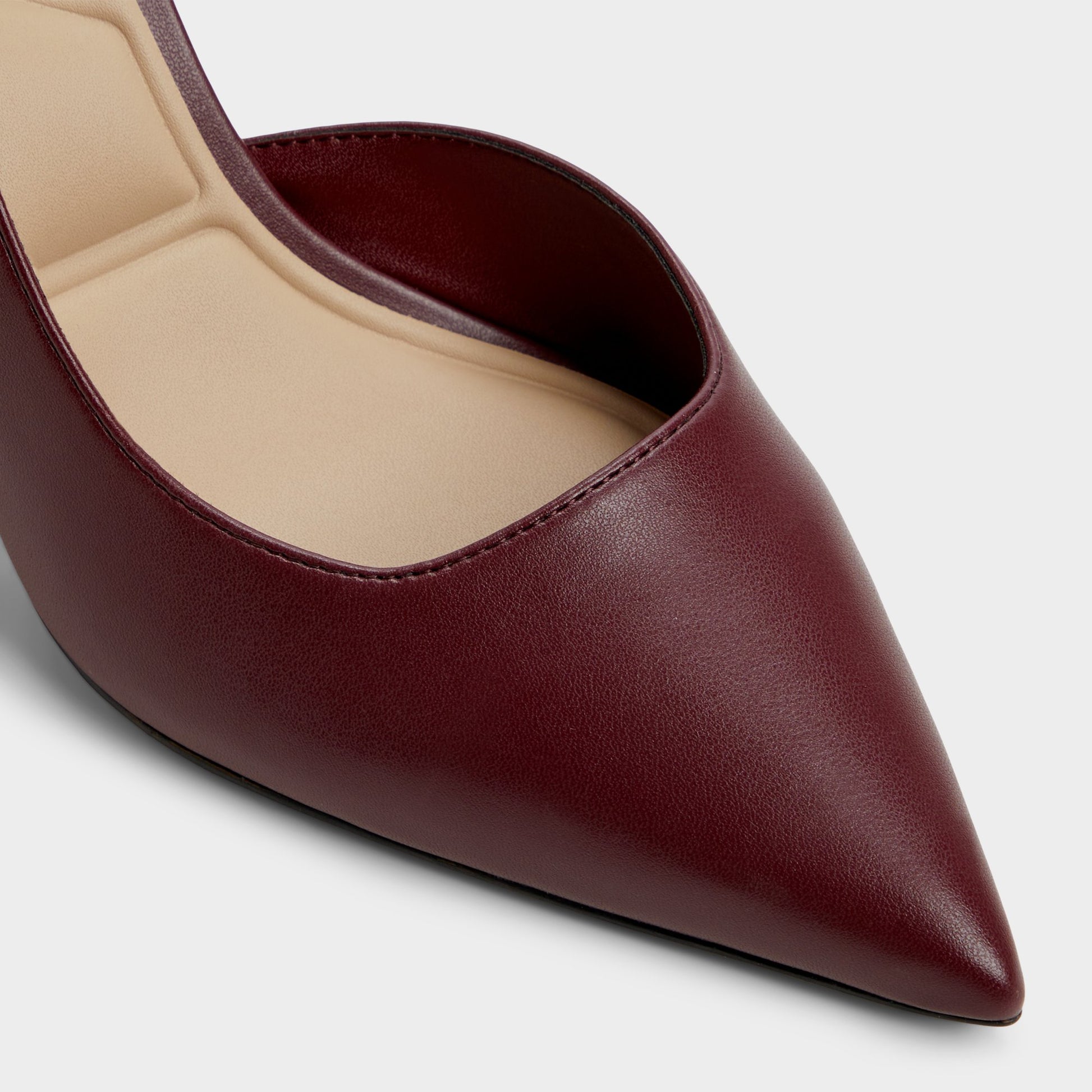 Gros plan de la Autre Rouge Livianna Escarpin