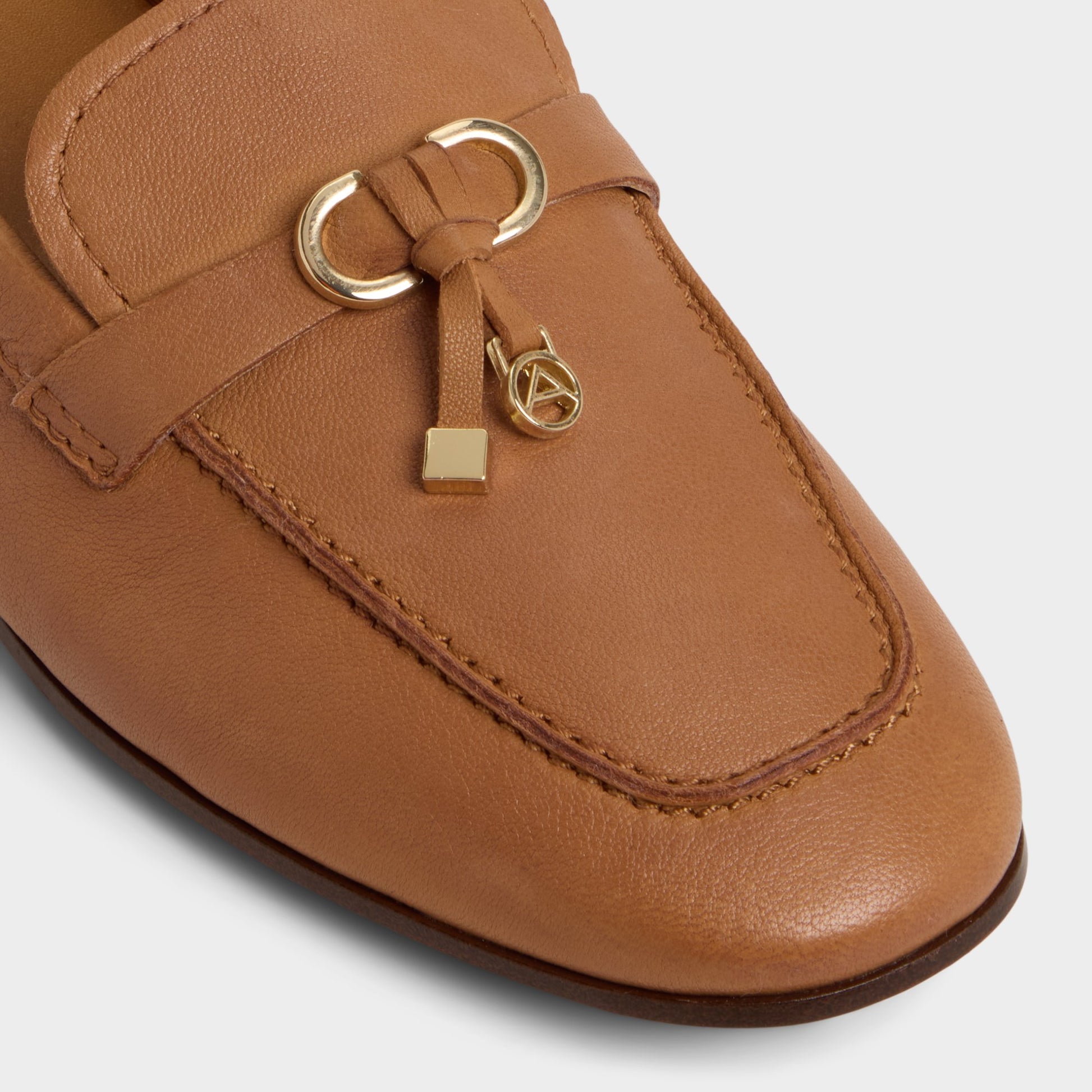 Close-up of the Medium brown Ybilide Loafer