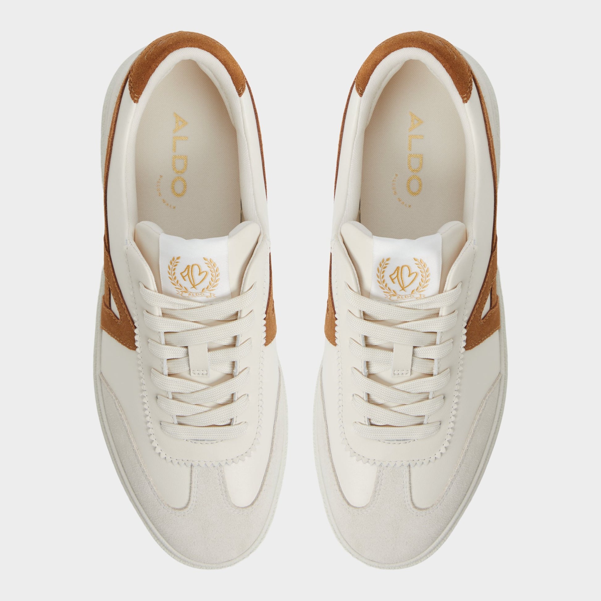 Top-down view of the Bone Clubtrainer Low top sneaker