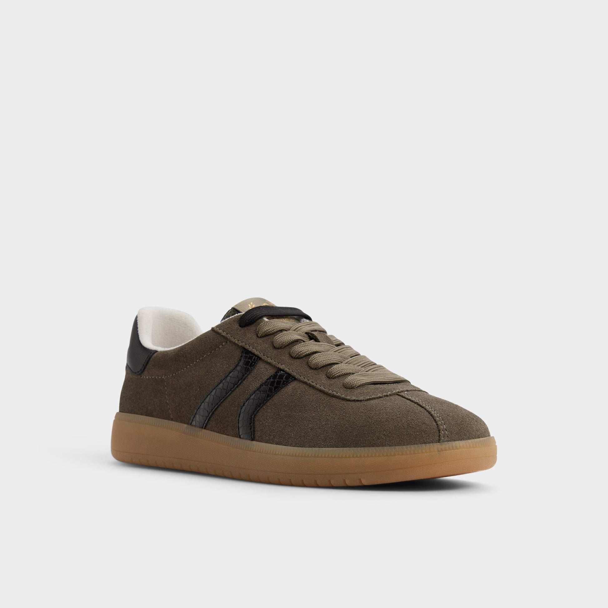 Three-quarter angle of Olive Chicsneaker Low top sneaker's front side