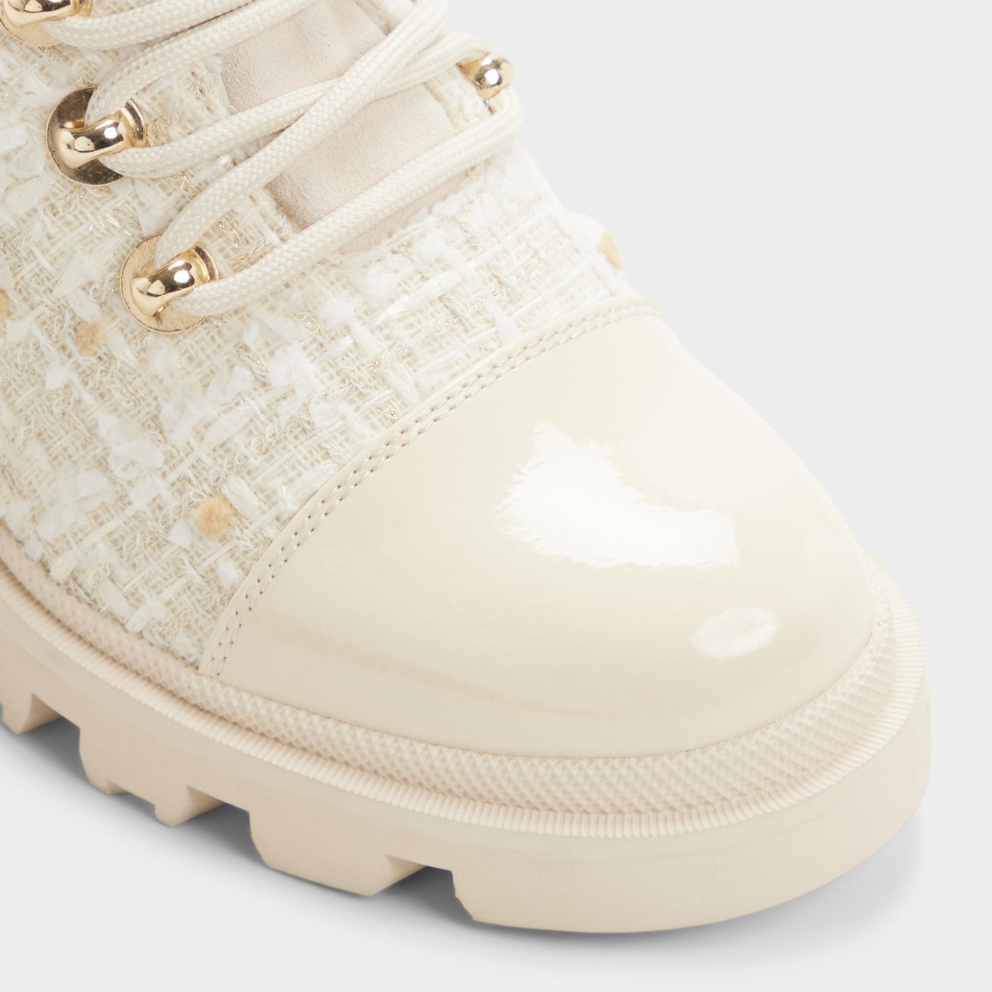 Gros plan de la Autre Blanc Mariettia Botte lacée