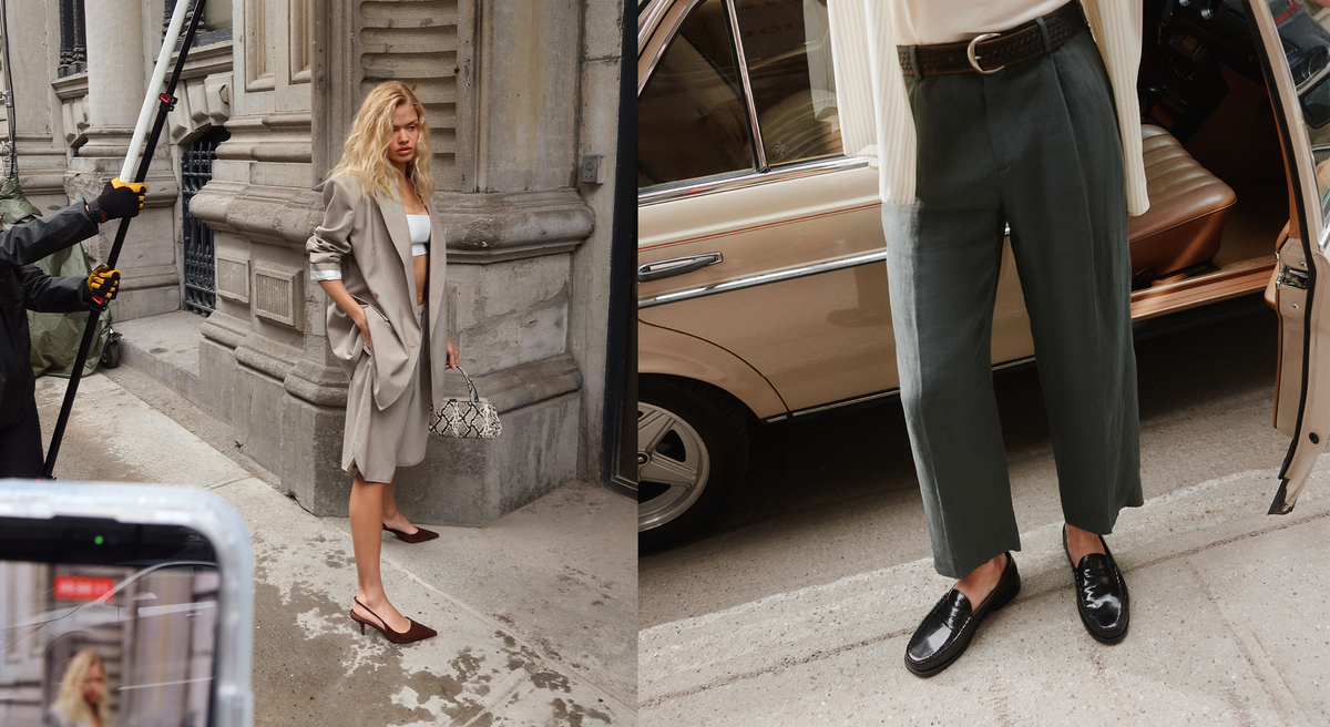 Une photographie de mode de style de vie en écran partagé. Le panneau de gauche montre une femme debout sur un trottoir urbain portant un long veston taupe-gris par-dessus un haut court blanc et des ballerines brunes à bout pointu, tenant un petit sac à main métallique. Le panneau de droite montre un homme portant un pantalon gris et des mocassins noirs, debout devant une voiture vintage brune.