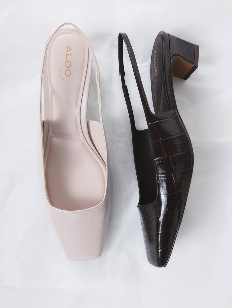 Deux chaussures slingback à talon bloc de la marque ALDO sur un fond blanc : l’une en rose pâle au fini lisse, et l’autre en brun foncé à effet crocodile embossé.