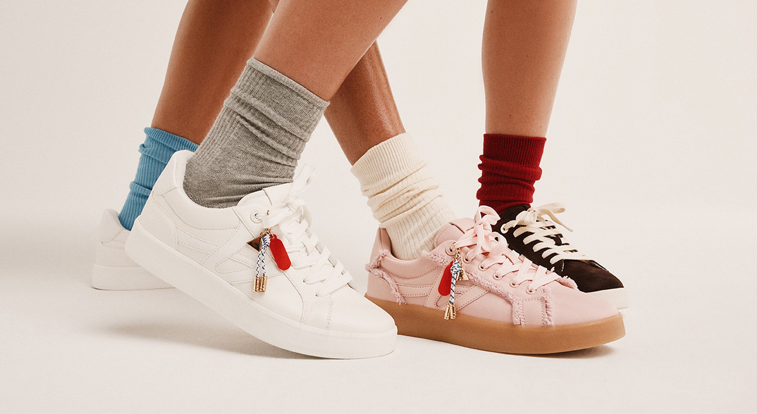 Cluster of women's Mtl1972sknr sneakers