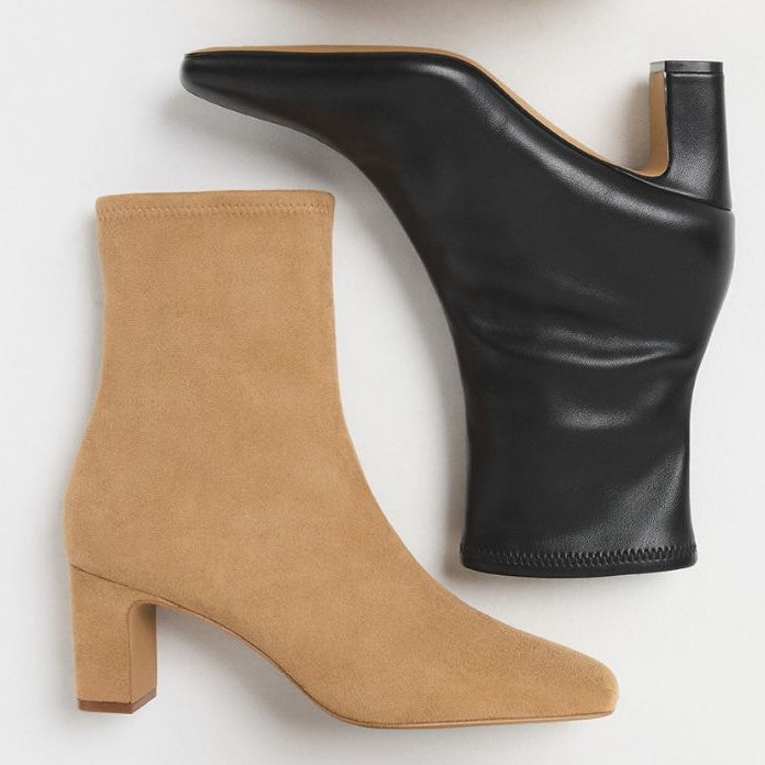 Les bottillons Kayia de tous les jours, offertes en suède beige et en cuir noir.