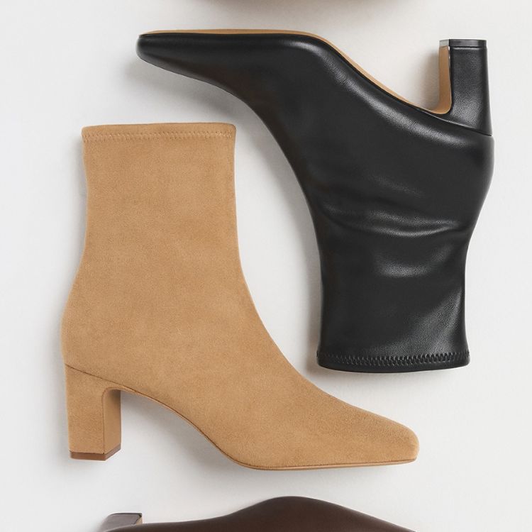 Les bottillons Kayia de tous les jours, offertes en suède beige et en cuir noir.