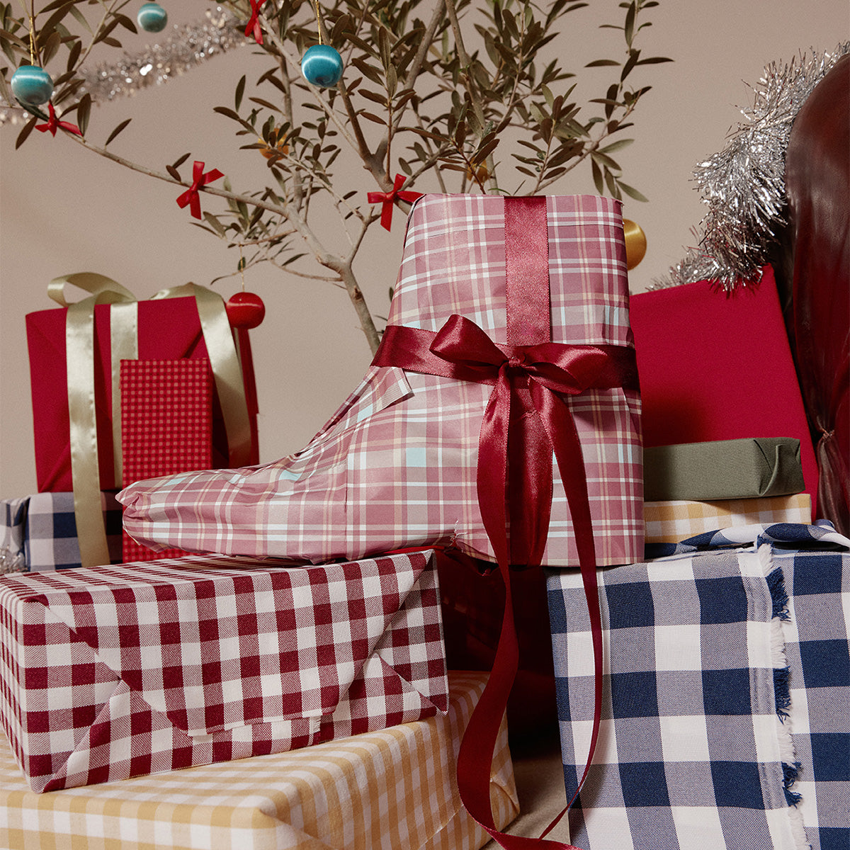 Decorative Christmas scene with wrapped gifts and a tree.