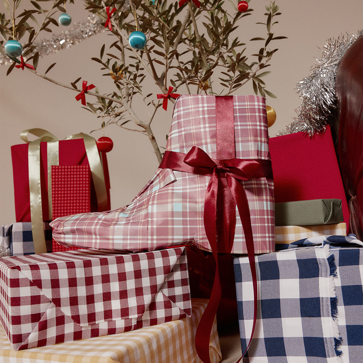 Pile de cadeaux de Noël emballés avec des rubans.