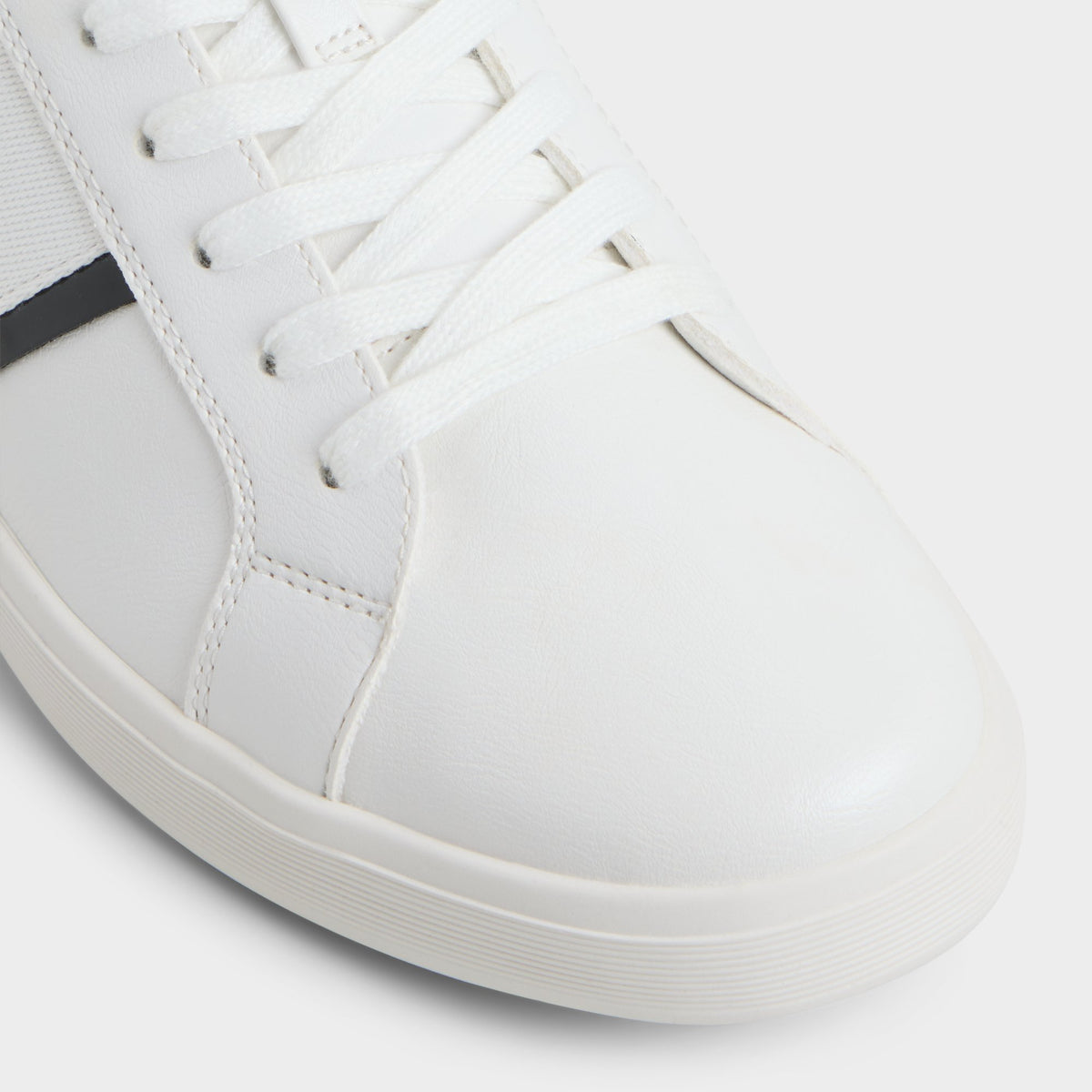 Close-up of the White Cowien Low top sneaker