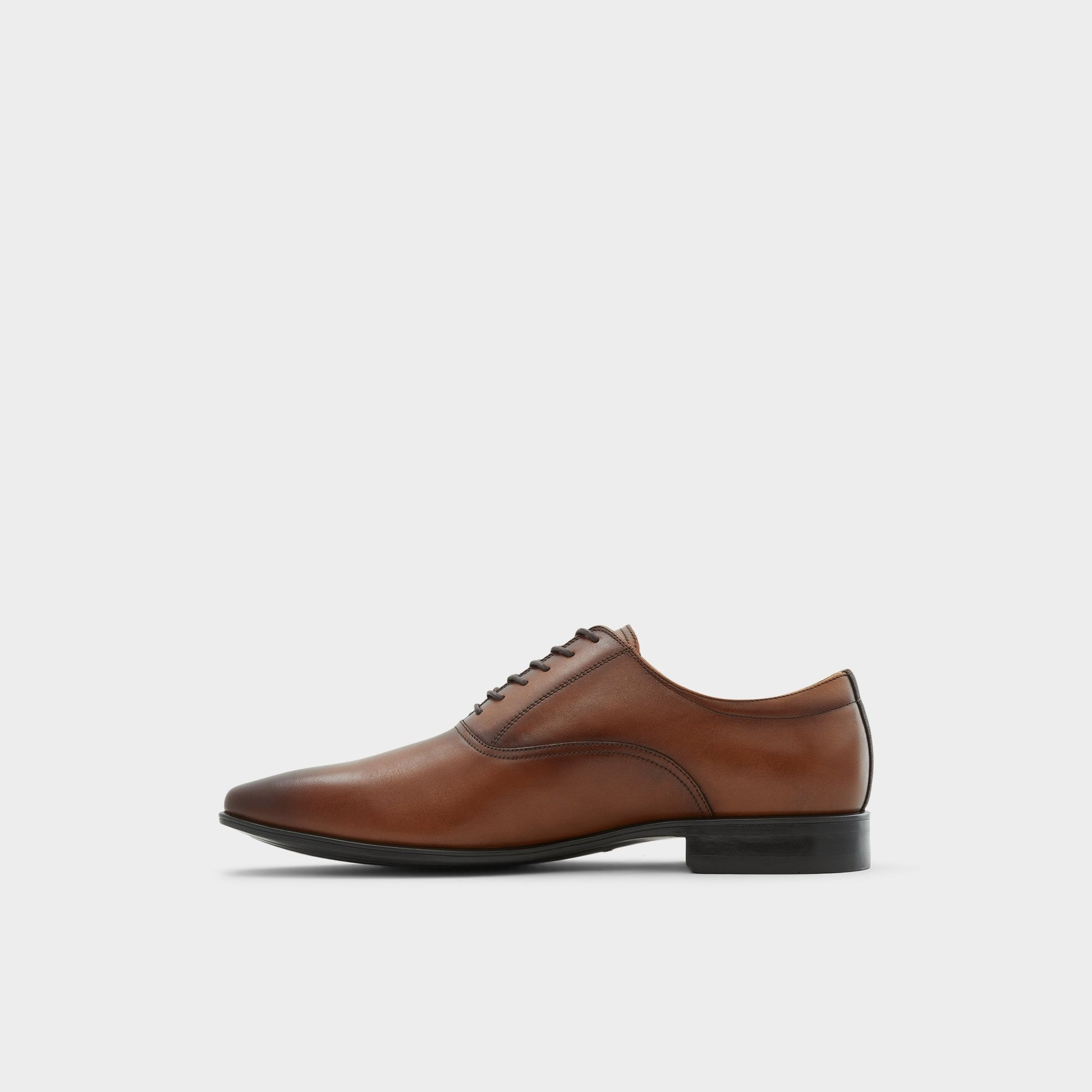 Side view of Cognac Nathon Oxford shoe