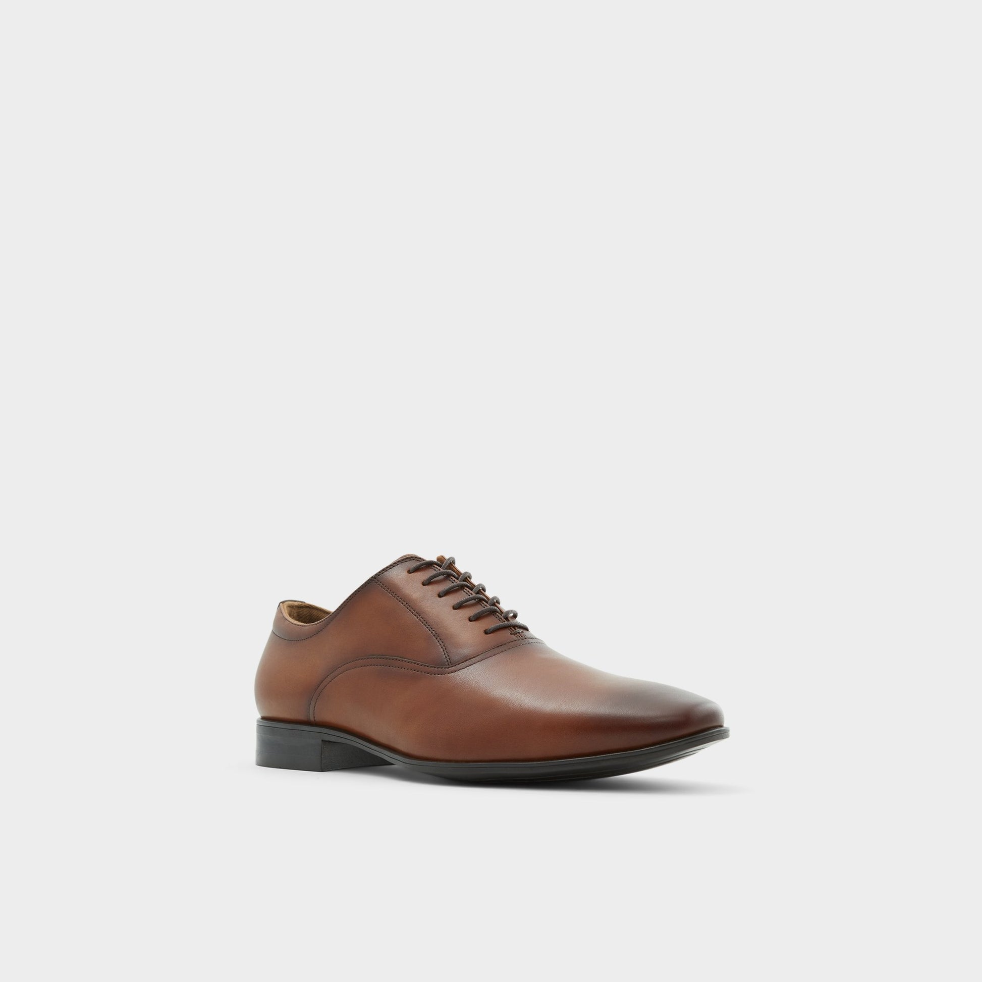 Three-quarter angle of Cognac Nathon Oxford shoe's front side