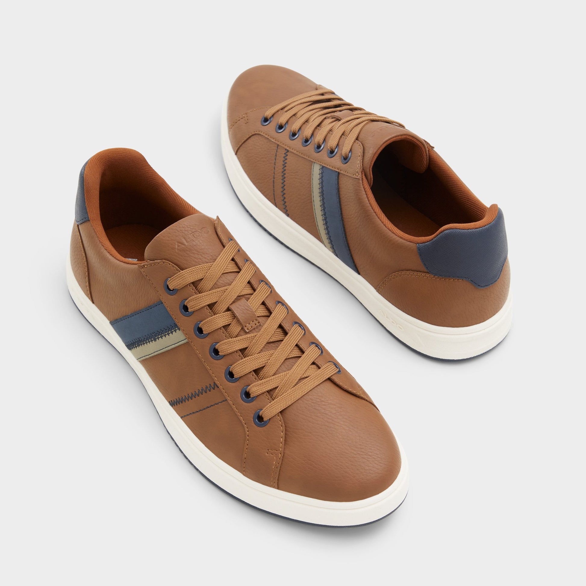 Highlighted view of a pair of Cognac Citywalk Low top sneakers