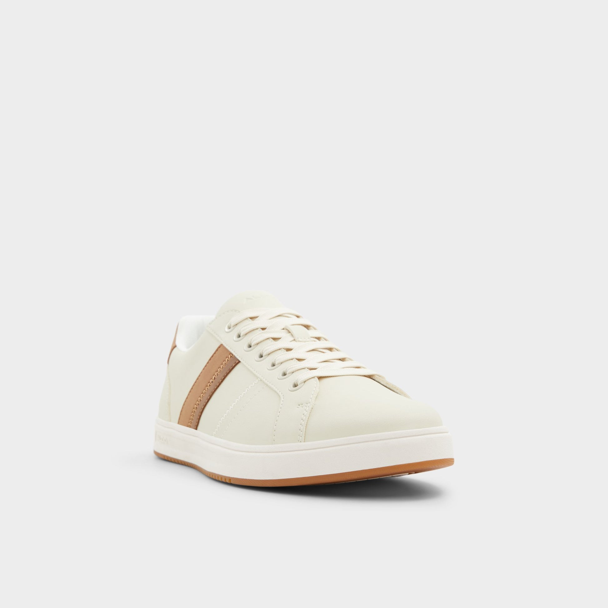 Three-quarter angle of Bone Citywalk Low top sneaker's front side
