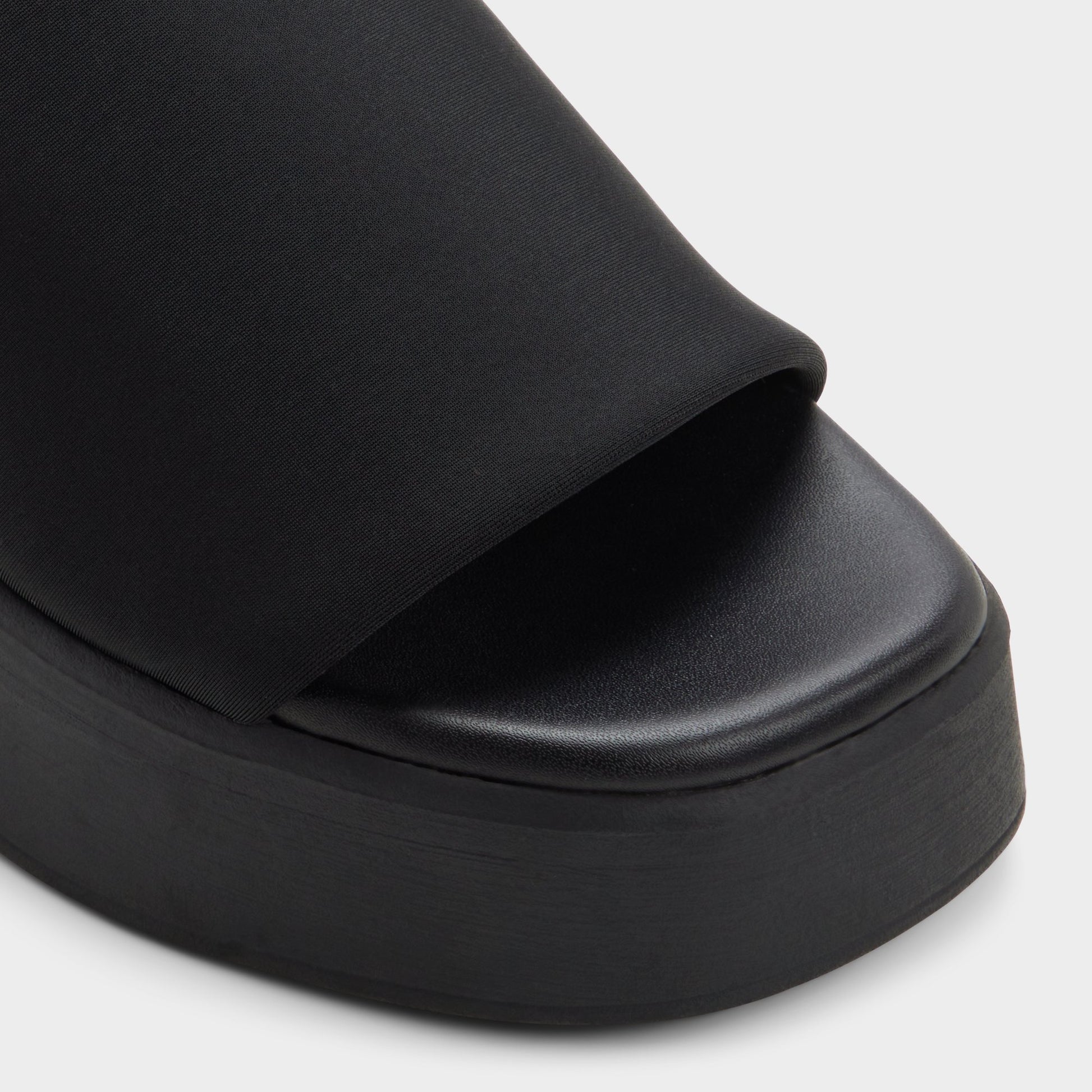 Gros plan de la Noir Yassu Sandale compensée