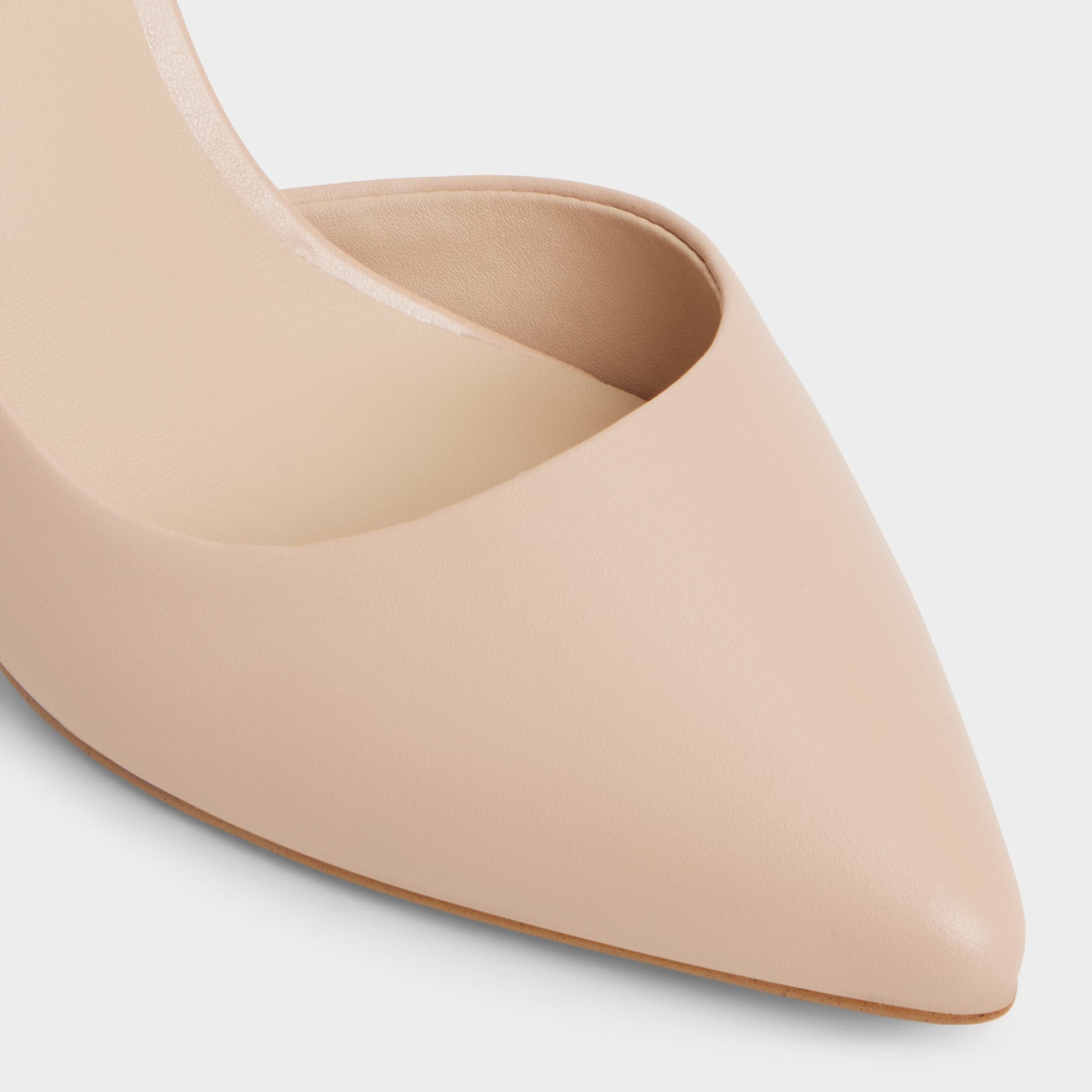 Close-up of the Bone Vralg High heel shoe