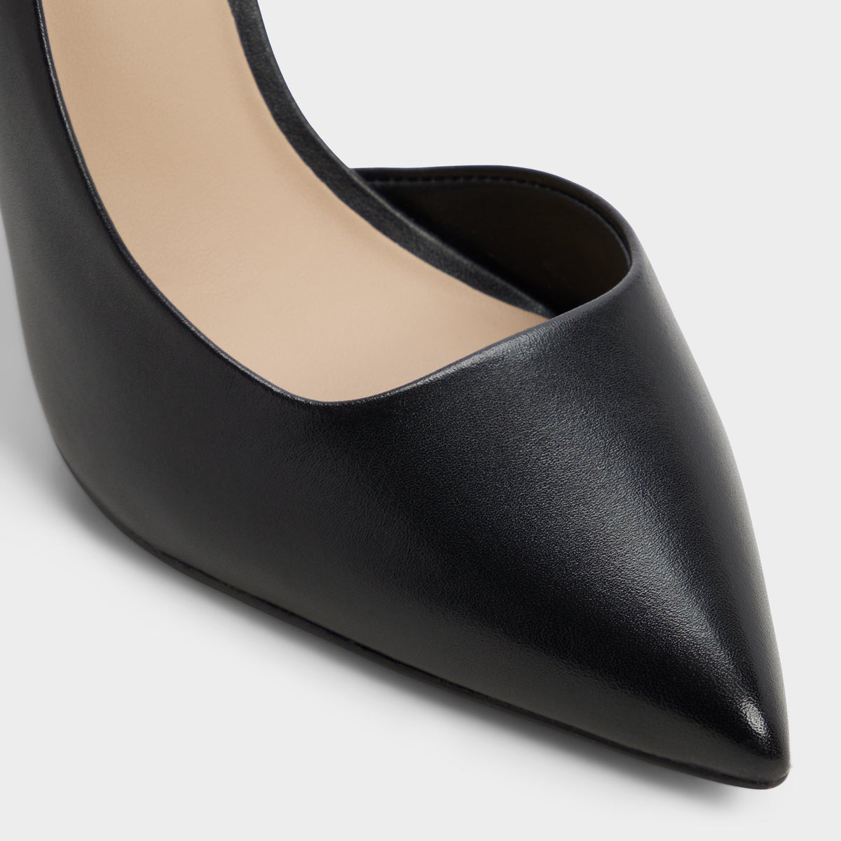 Gros plan de la Noir Loucette Escarpin