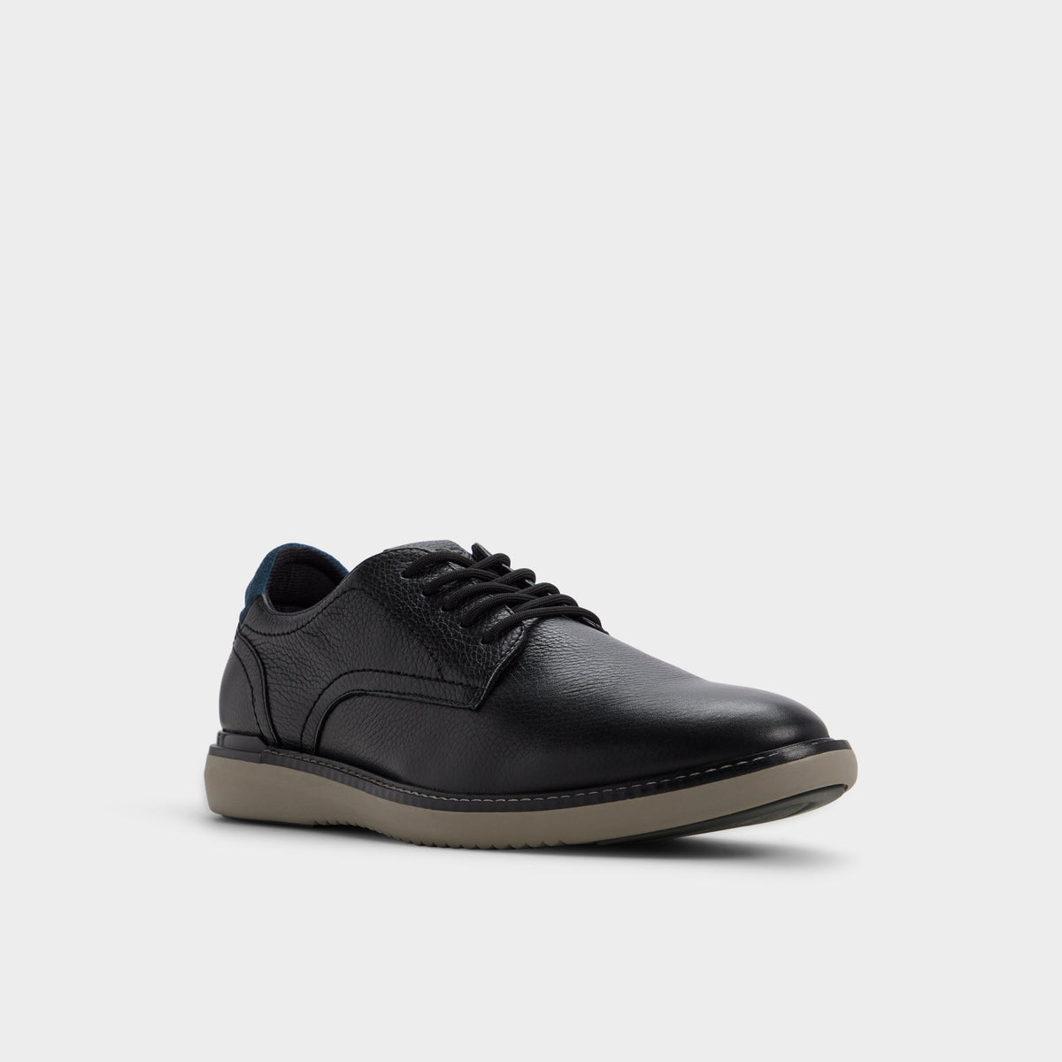 Angle de trois quarts de la face avant de Noir Rakersgrip Chaussure Oxford