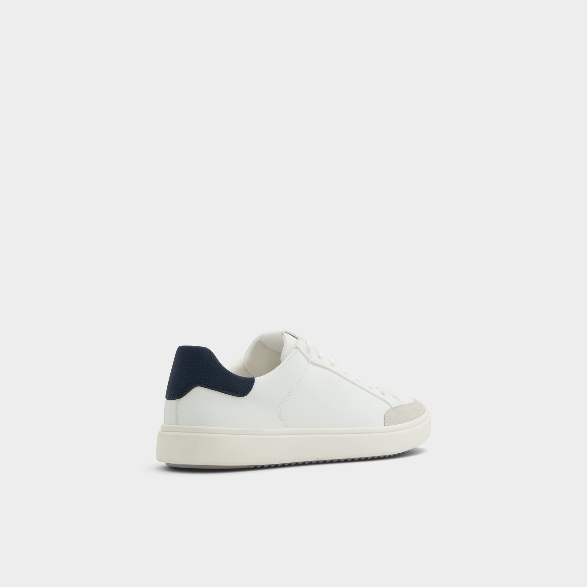 Angle de trois quarts de l'arrière de Autre Blanc Courtspec Sneaker bas