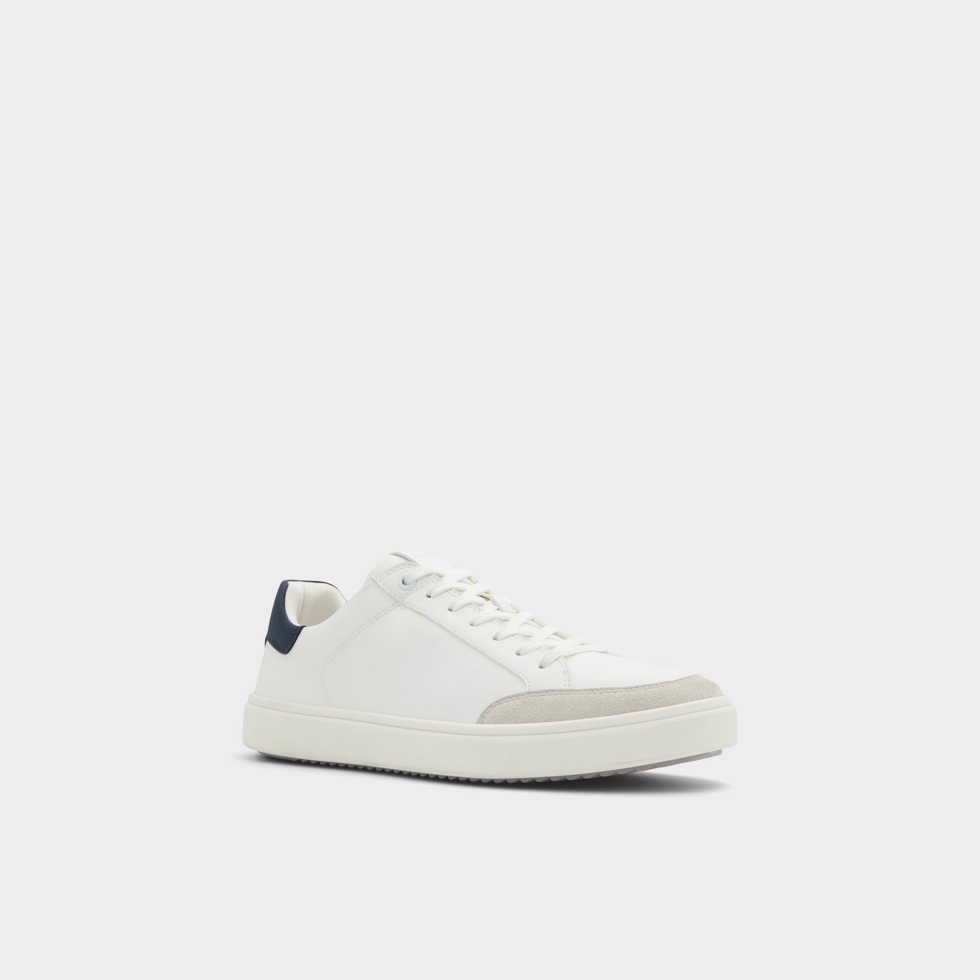 Angle de trois quarts de la face avant de Autre Blanc Courtspec Sneaker bas