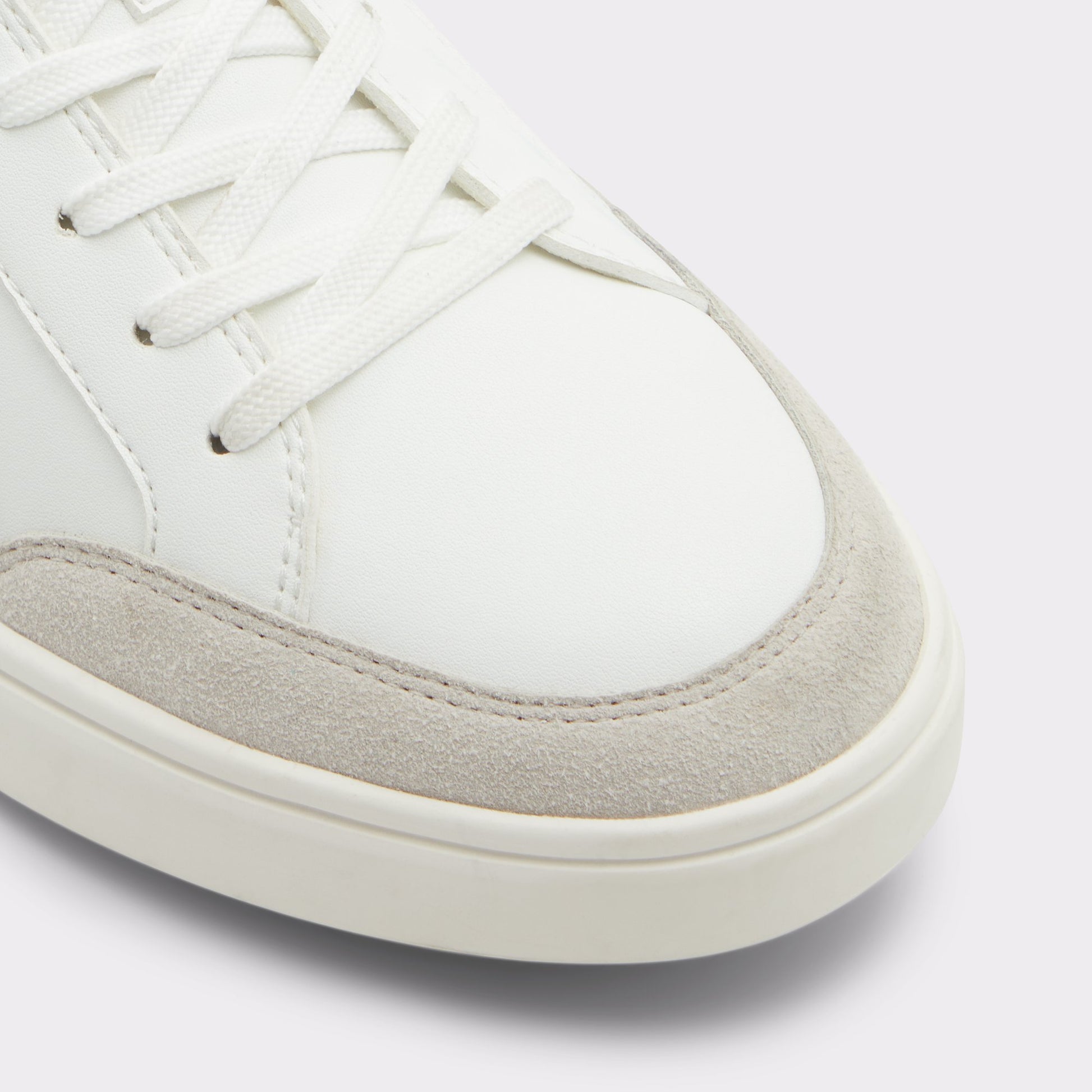 Gros plan de la Autre Blanc Courtspec Sneaker bas