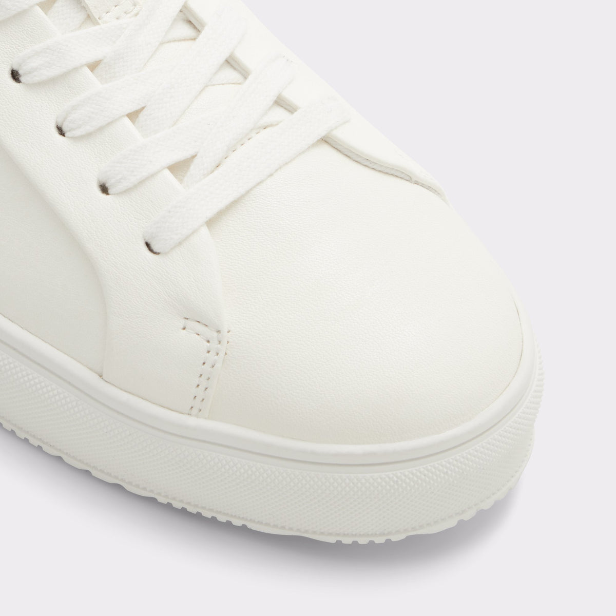 Close-up of the White Cobi Low top sneaker