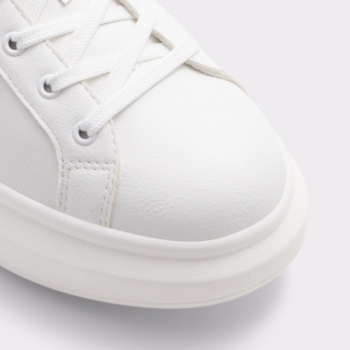 Close-up of the Silver Reia Low top sneaker