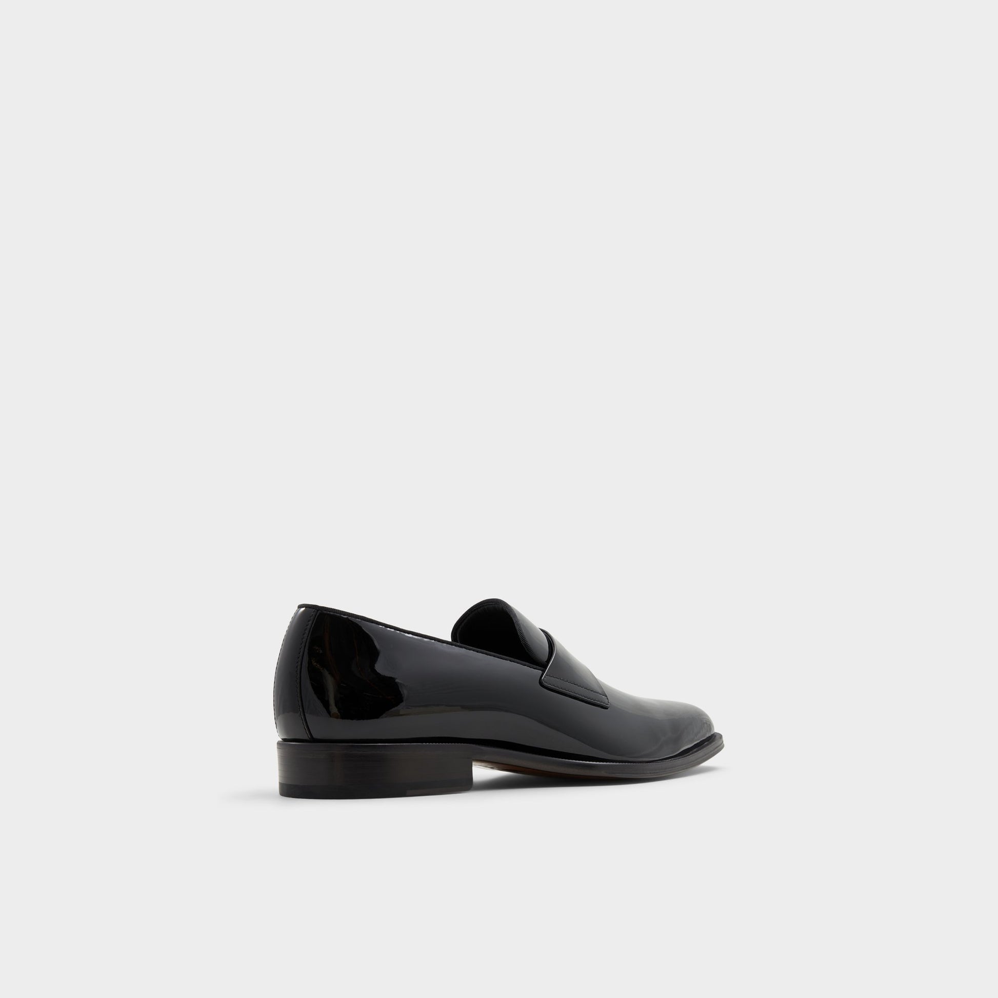 Angle de trois quarts de l'arrière de Noir Osgoode Mocassin