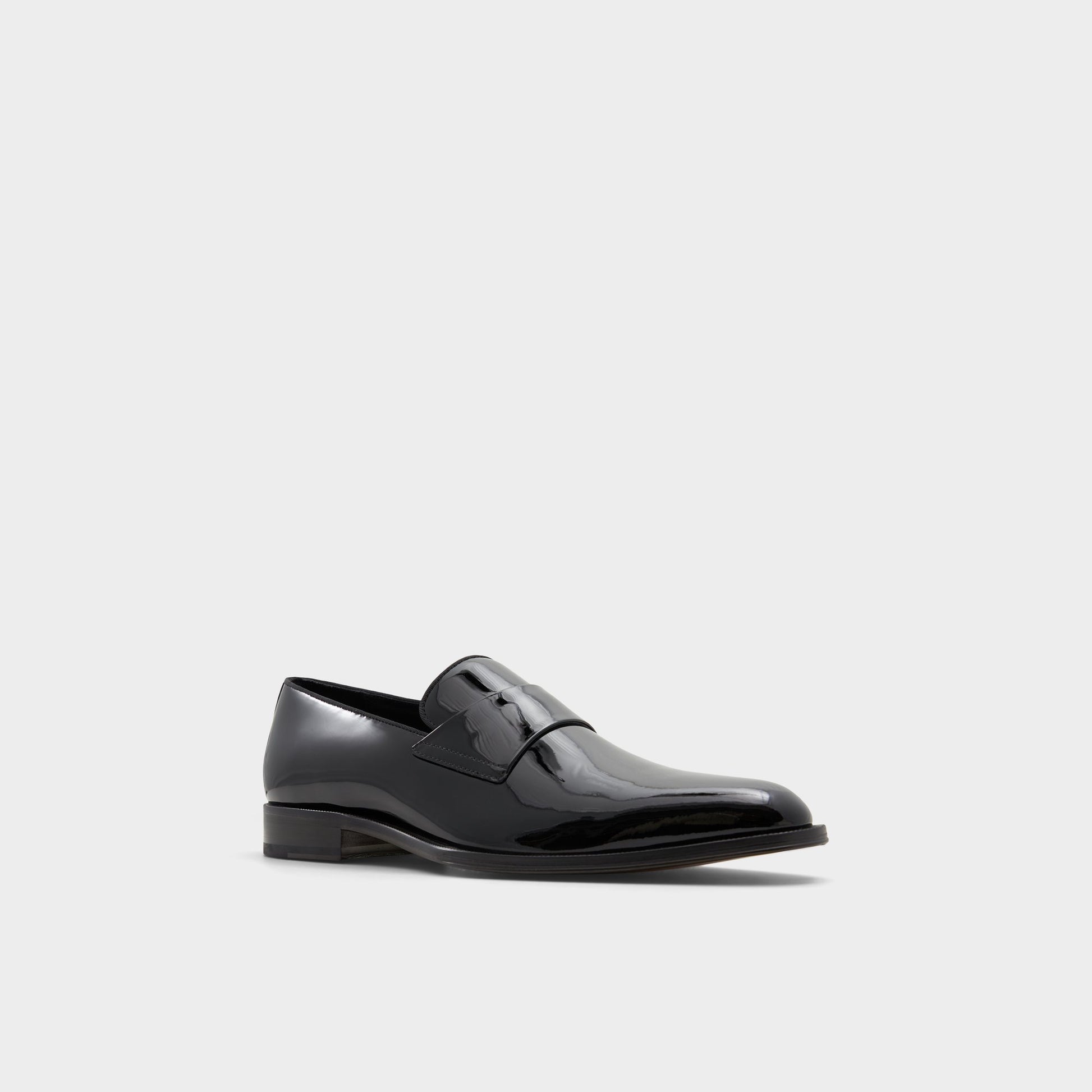 Angle de trois quarts de la face avant de Noir Osgoode Mocassin