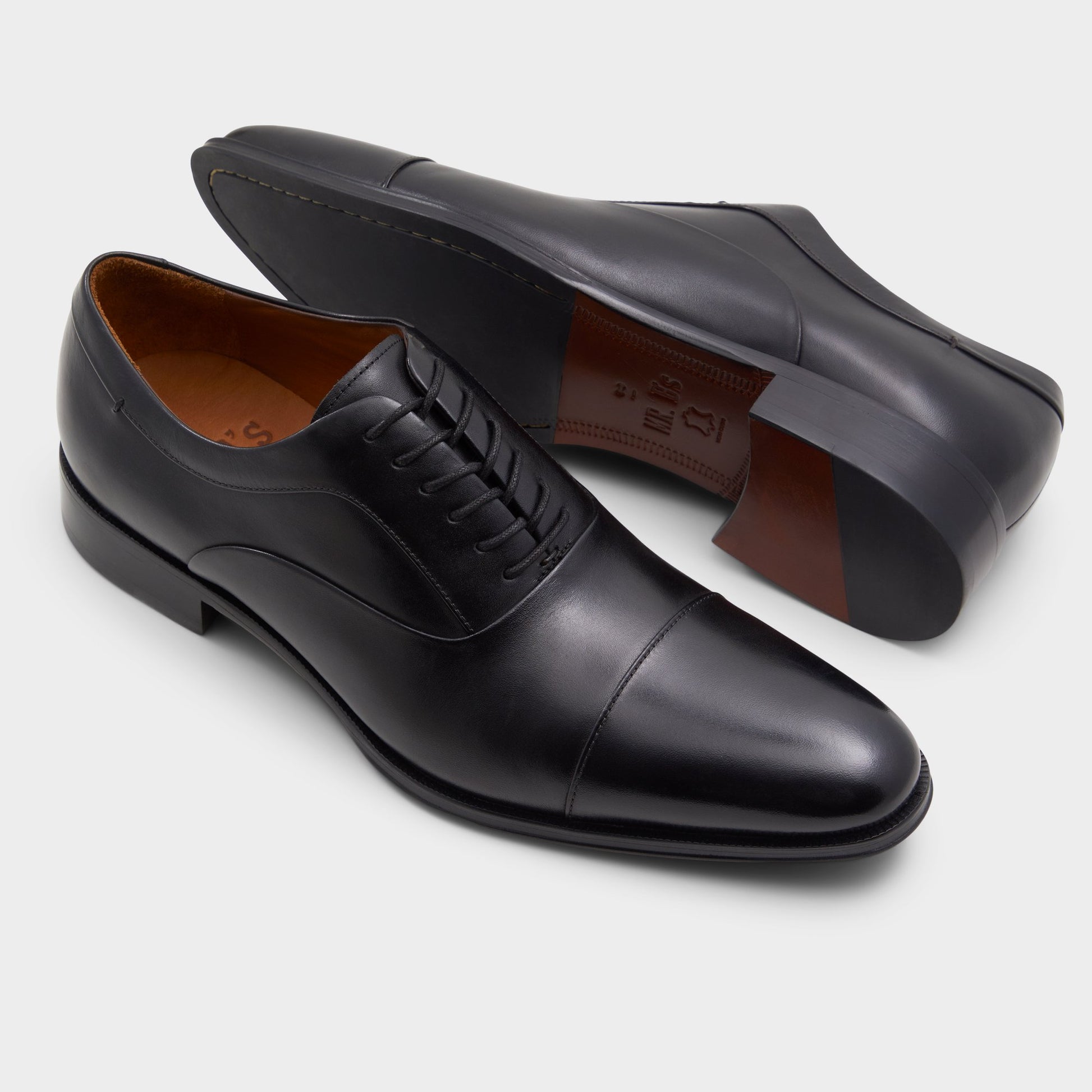 Highlighted view of a pair of Black Osborne Oxford shoes