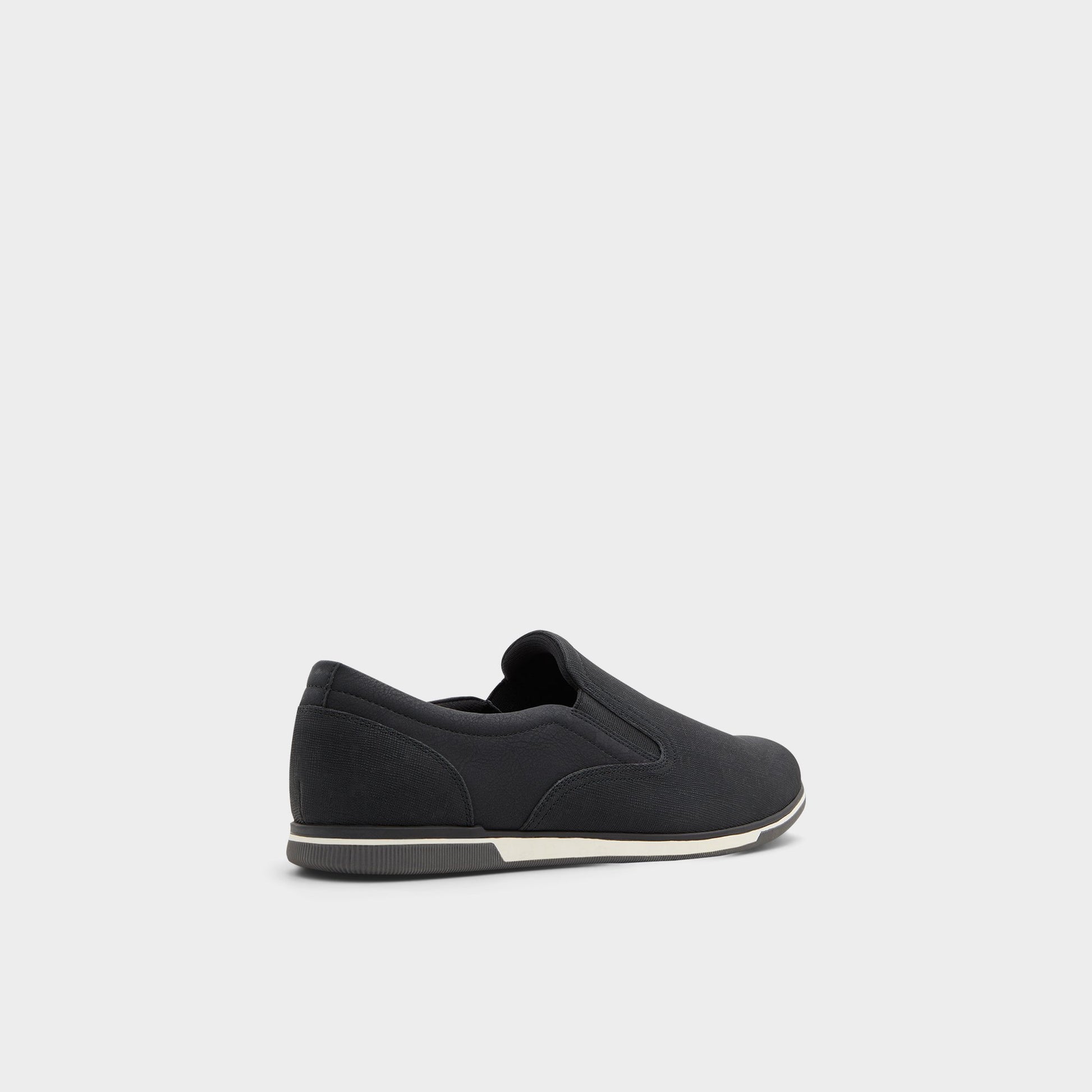 Angle de trois quarts de l'arrière de Noir Braunbock Mocassin