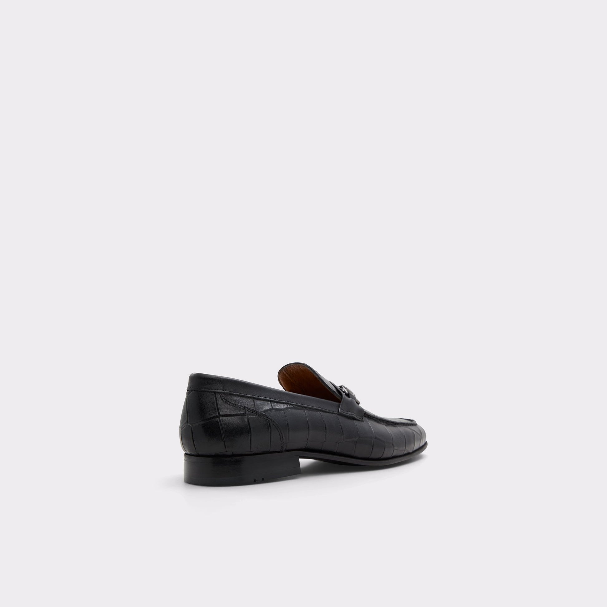 Angle de trois quarts de l'arrière de Noir Esco Mocassin