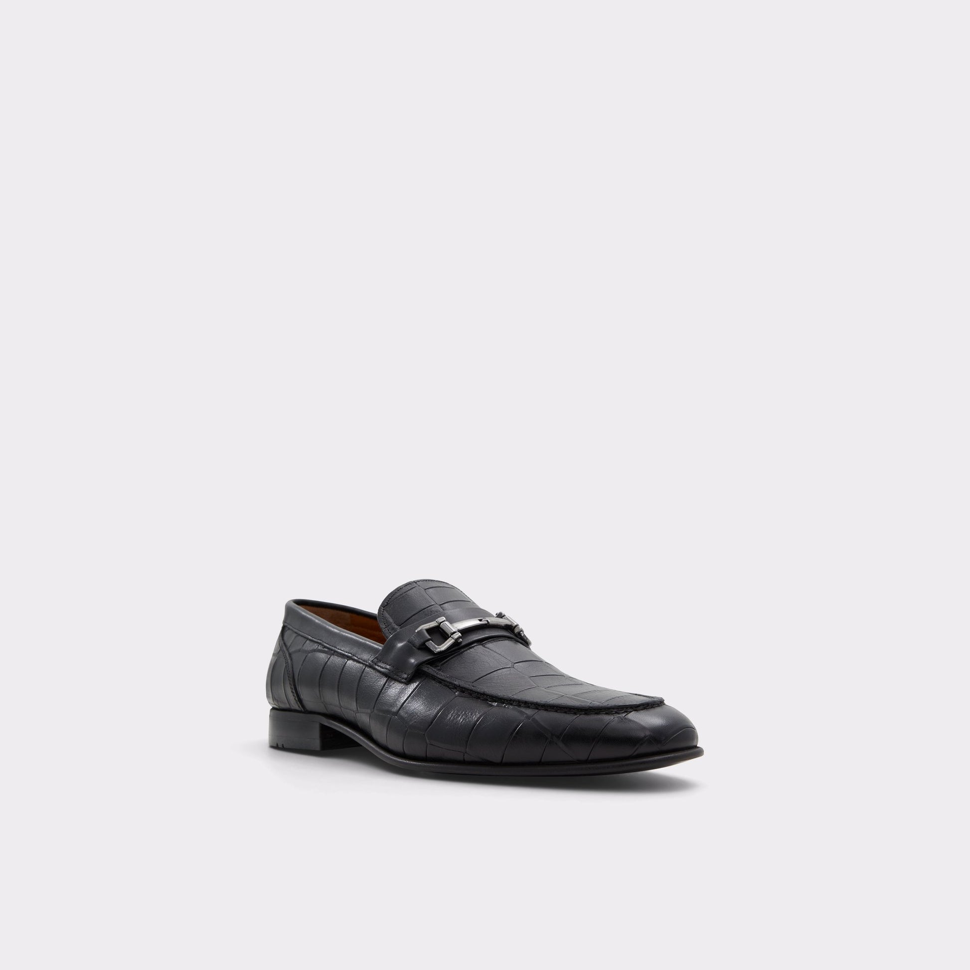 Angle de trois quarts de la face avant de Noir Esco Mocassin